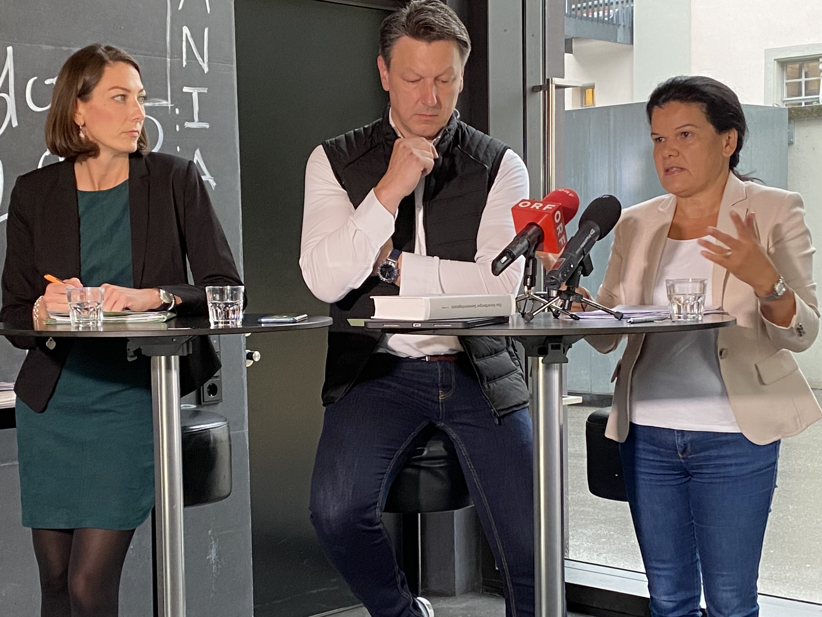 Veronika Marte (ÖVP), Alexander Moosbrugger (NEOS) und Sandra Schoch (Grüne) fordern lückenlose Aufklärung. (v.l.n.r.) Veronika Marte (ÖVP), Alexander Moosbrugger (NEOS) und Sandra Schoch (Grüne) fordern lückenlose Aufklärung. (v.l.n.r.)
