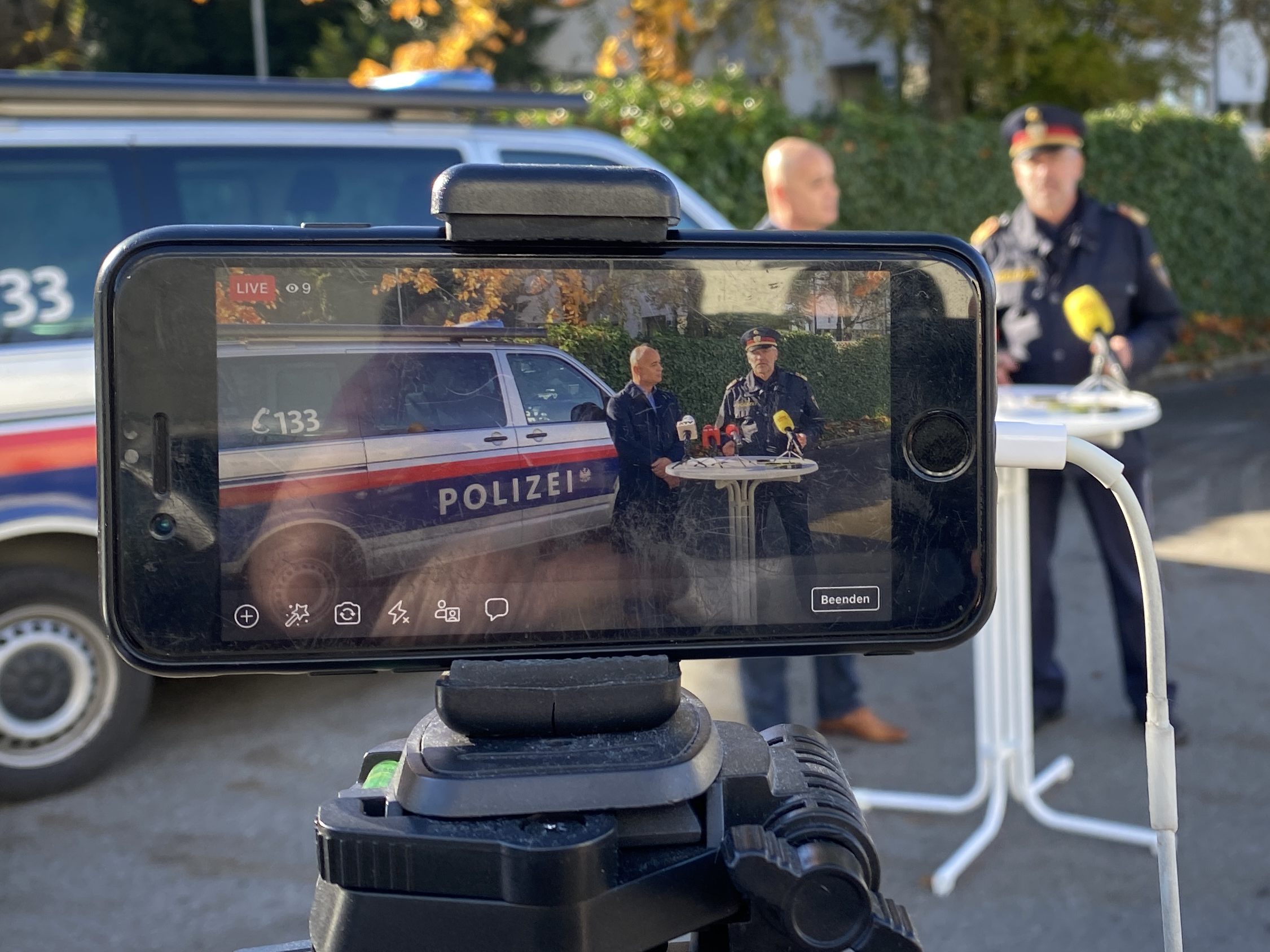 Die Polizei hat am Tag nach der Tat die Presse über die Ermittlungen informiert. Die Polizei hat am Tag nach der Tat die Presse über die Ermittlungen informiert.
