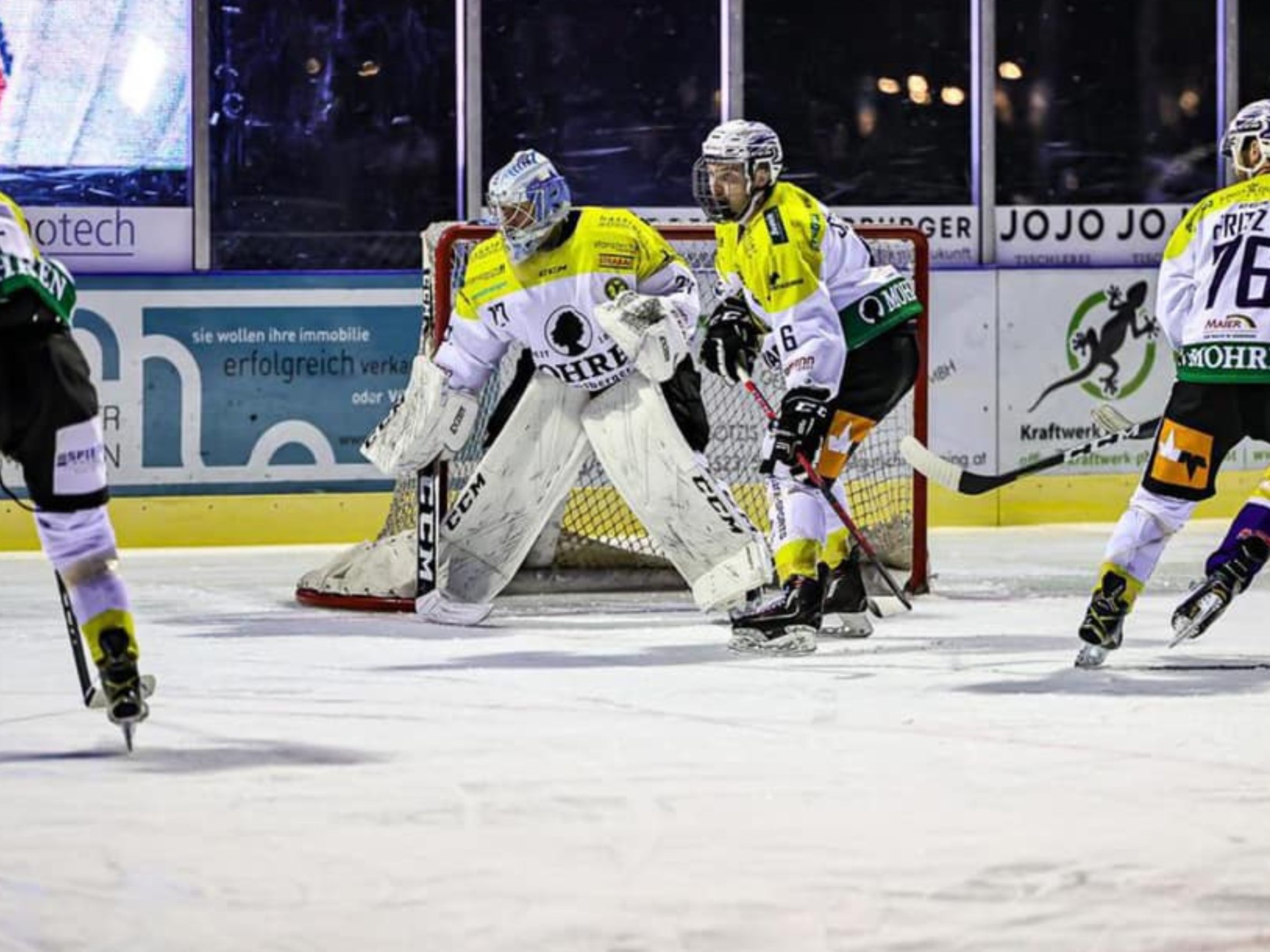 Die erste Mannschaft des HSC startete mit einem Kantersieg in die neue Ö-Eishockey Liga Die erste Mannschaft des HSC startete mit einem Kantersieg in die neue Ö-Eishockey Liga