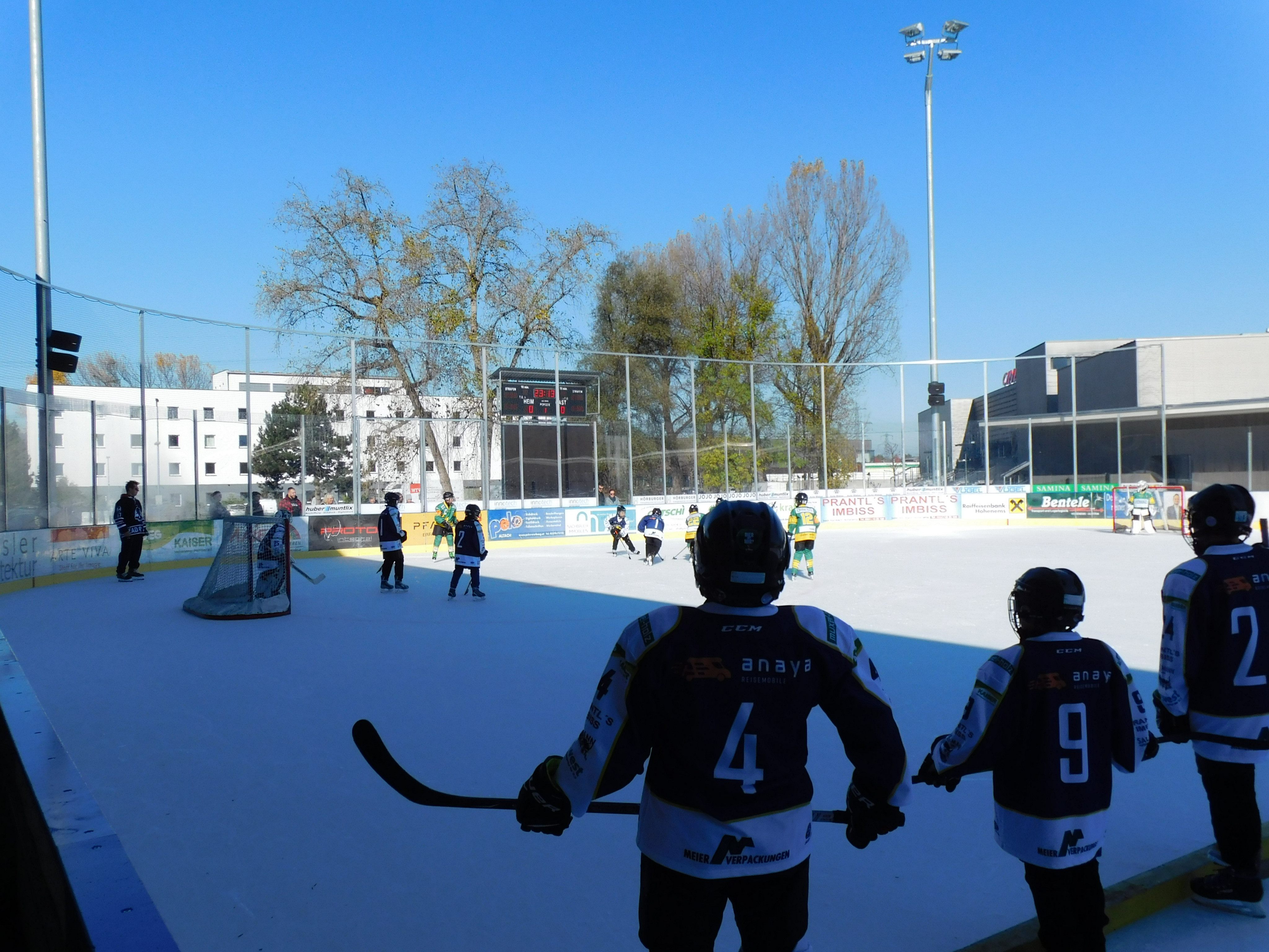 Bei strahlendem Sonnenschein fand am Sonntag Mittag im Herrenried Eisstadion ein U11 Turnier statt Bei strahlendem Sonnenschein fand am Sonntag Mittag im Herrenried Eisstadion ein U11 Turnier statt