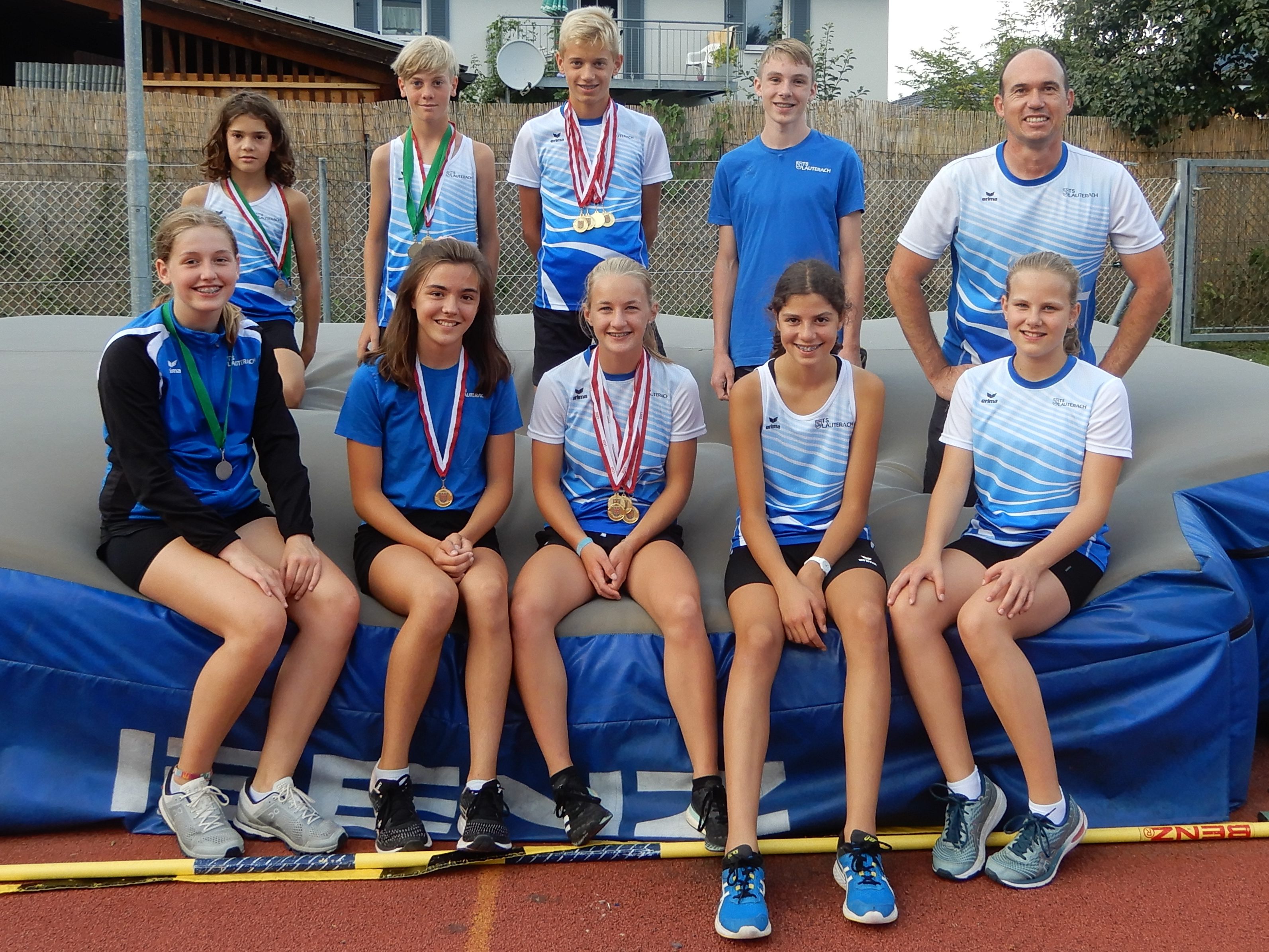 Vordere Reihe: Laura Dremmel, Stella Gigl, Mia-Sophie Kammerer, Lenita Llugaliu, Luisa Sobotta Hintere Reihe: Luis Birnbaumer, Linus Oblak, Lorenz Wirth, Julius Pöllmann, Trainer: Gerhard Gmeiner Vordere Reihe: Laura Dremmel, Stella Gigl, Mia-Sophie Kammerer, Lenita Llugaliu, Luisa Sobotta Hintere Reihe: Luis Birnbaumer, Linus Oblak, Lorenz Wirth, Julius Pöllmann, Trainer: Gerhard Gmeiner