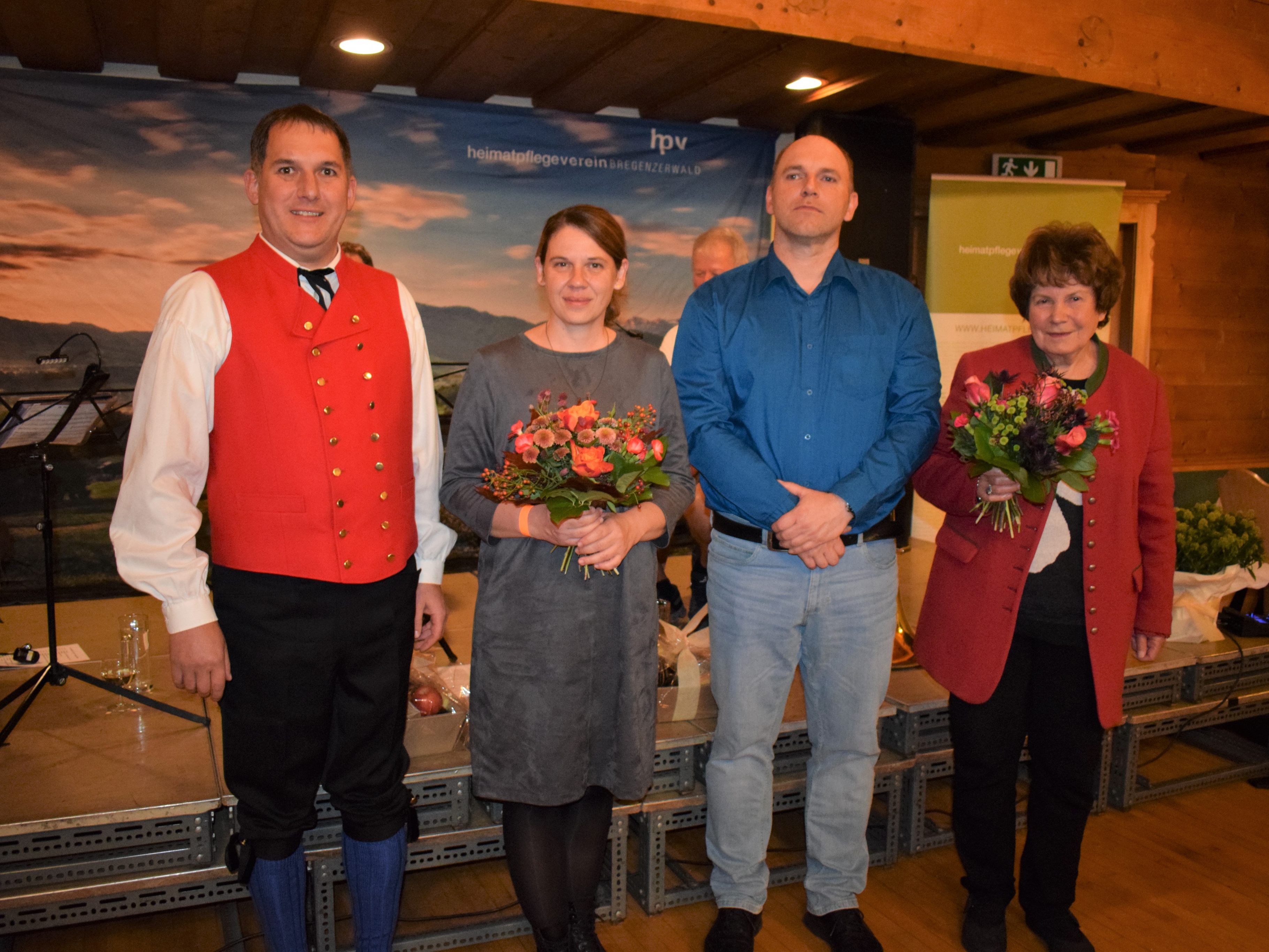 Obmann Richard Bilgeri (l.) bedankte sich bei Ursula Schwärzler, Martin Johler und Lieselotte Hammerer für das gelungene Jubiläumsheft.