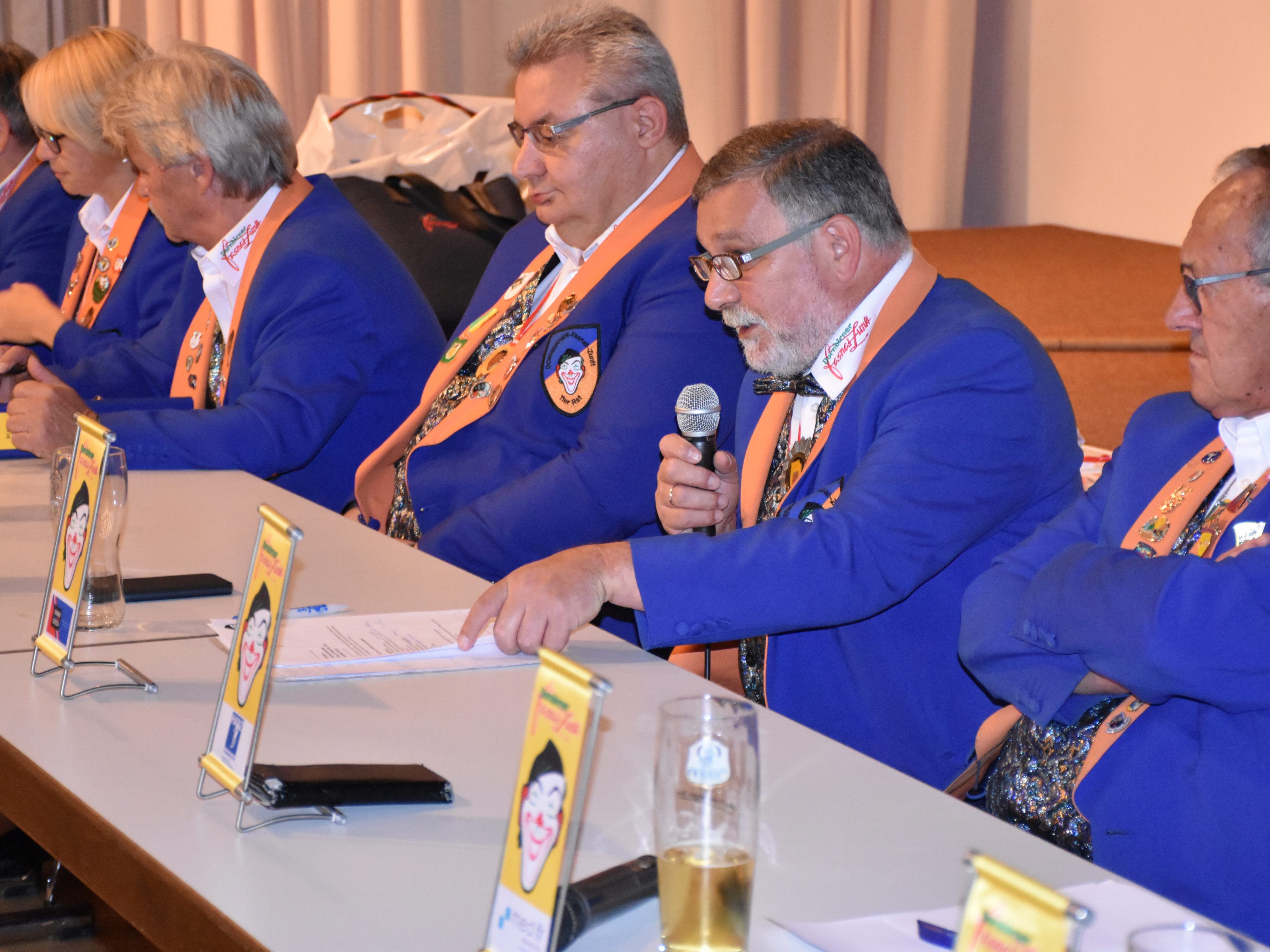 Die Jubiläums-JHV der Dornbirner Fasnat-Zunft stand ganz im Zeichen von Ehrungen sowie Rückblick und Vorschau auf die bald beginnende Saison. Die Jubiläums-JHV der Dornbirner Fasnat-Zunft stand ganz im Zeichen von Ehrungen sowie Rückblick und Vorschau auf die bald beginnende Saison.