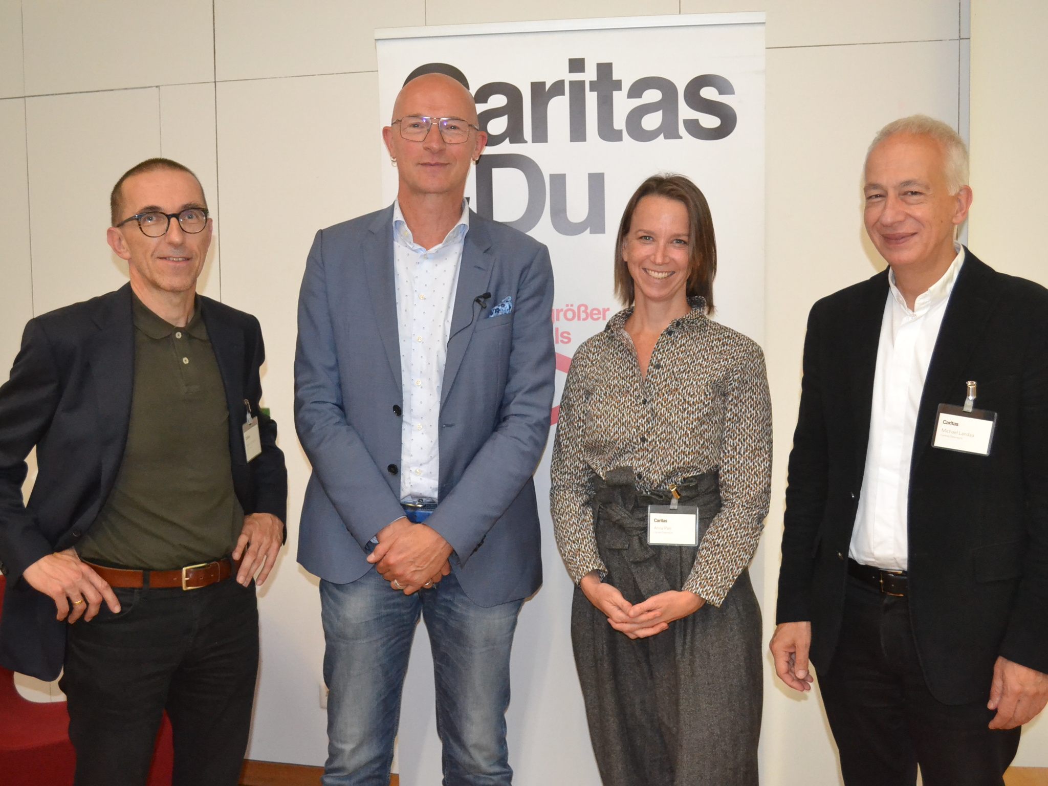 Das Gruppenfoto zeigt Fred Luks mit Caritasdirektor Walter Schmolly, Caritaspräsident Michael Landau und Anna Parr, Generalsekretärin der Caritas Österreich.