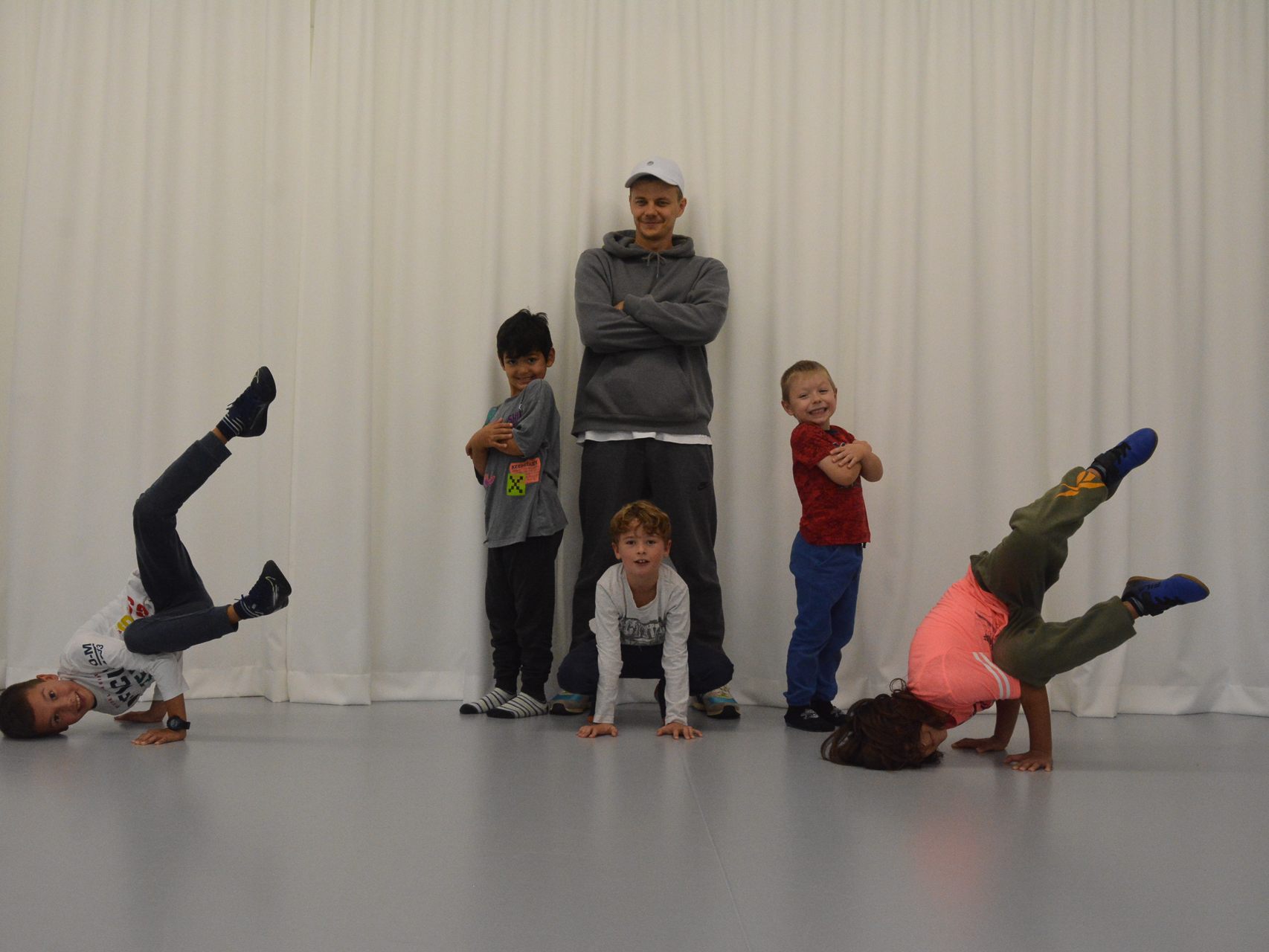 Die neue Breakdance-Gruppe mit Lehrer Willi Brozmann bewegen sich gekonnt zur Musik. Die neue Breakdance-Gruppe mit Lehrer Willi Brozmann bewegen sich gekonnt zur Musik.