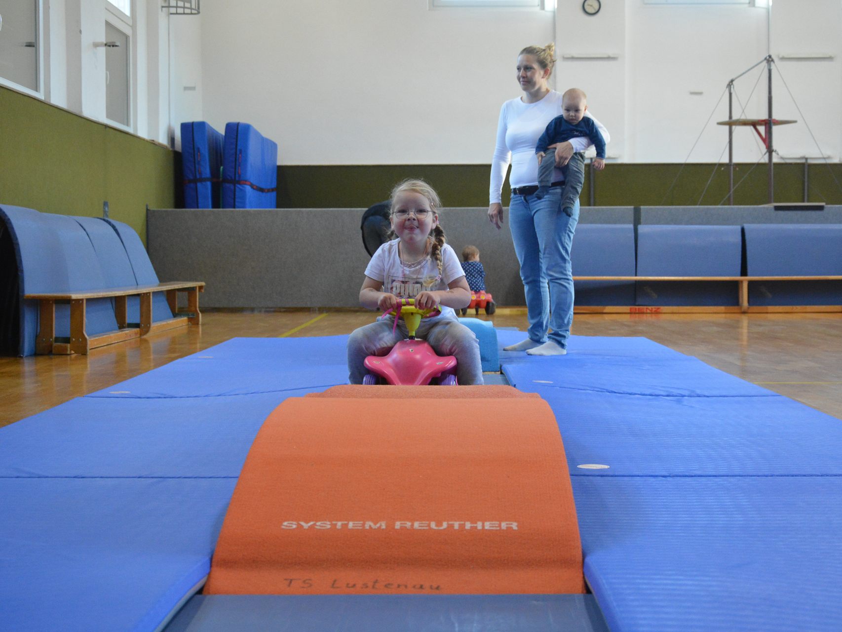 Eine besondere Turnstunde genossen die Kinder des Eltern-Kind-Turnens in der Widum-Turnhalle. Eine besondere Turnstunde genossen die Kinder des Eltern-Kind-Turnens in der Widum-Turnhalle.