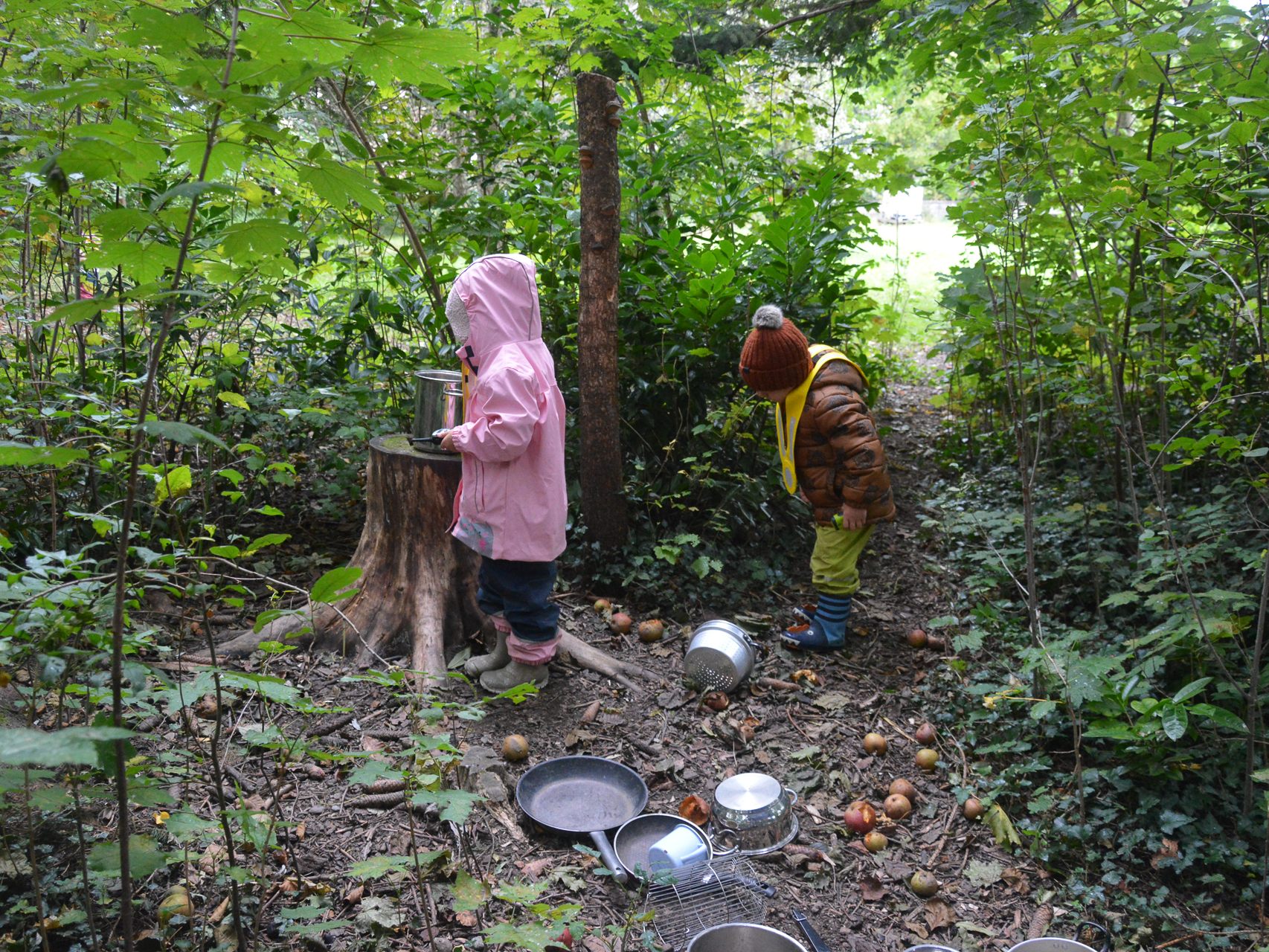 Die Kinder vom Kindergarten Augarten sind gerne im nahegelegenen Wald. Die Kinder vom Kindergarten Augarten sind gerne im nahegelegenen Wald.