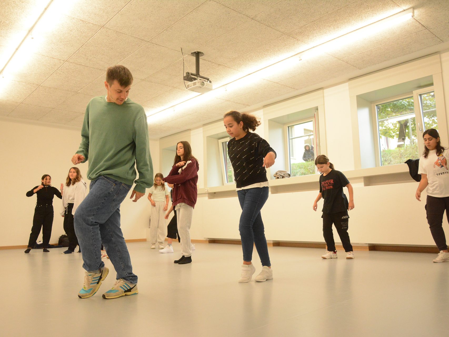 Die Schülerinnen der Mittelschule Kirchdorf erhalten kostenfreien Hip-Hop-Unterricht. Die Schülerinnen der Mittelschule Kirchdorf erhalten kostenfreien Hip-Hop-Unterricht.