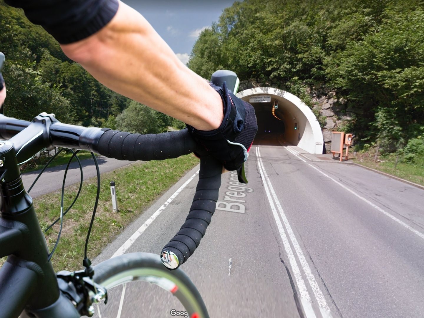 Aufgrund eines Steines stürzte der Rennradfahrer.