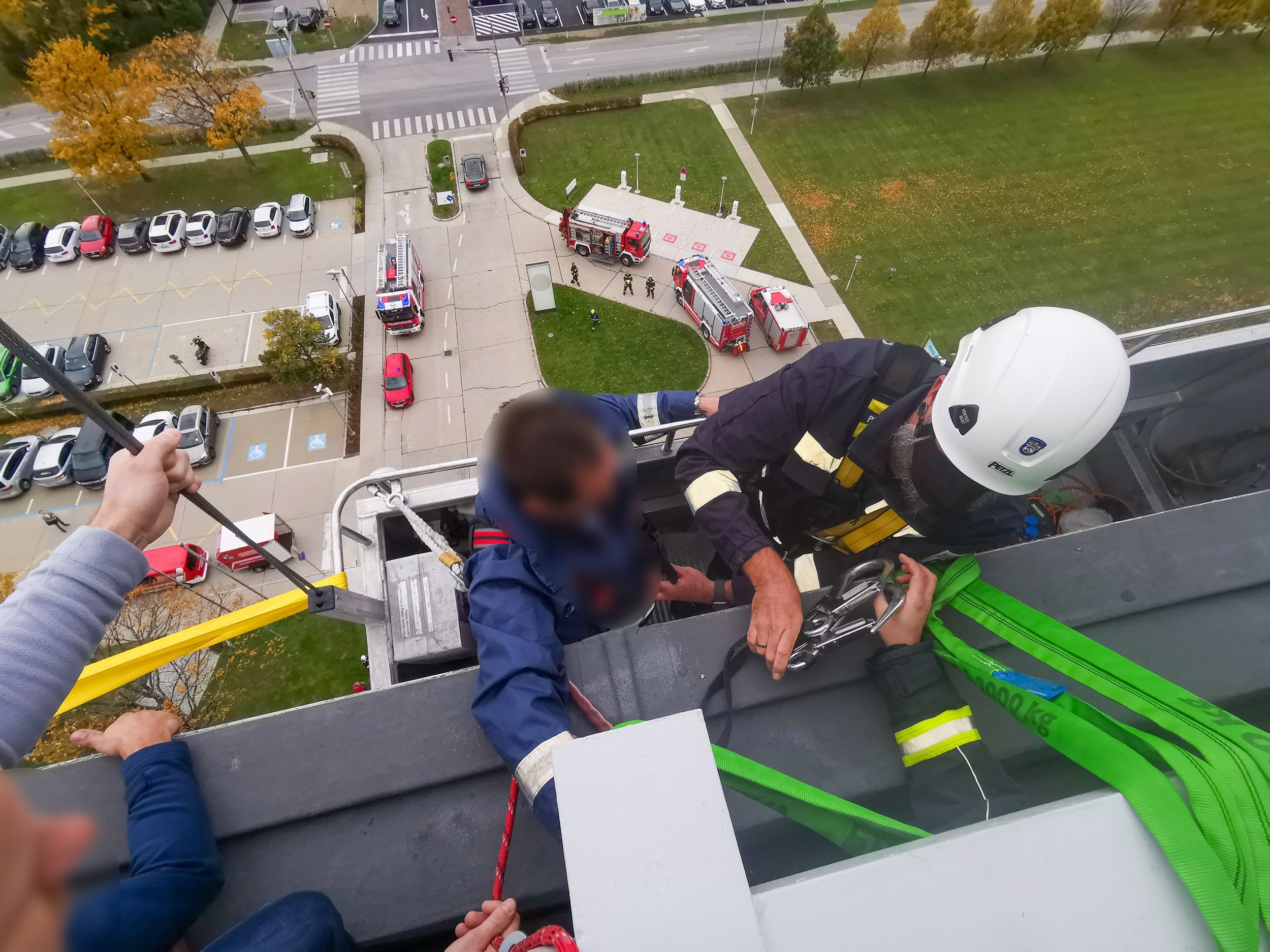 Der Arbeiter saß wegen des Sturms in einer Fensterputz-Gondel fest.