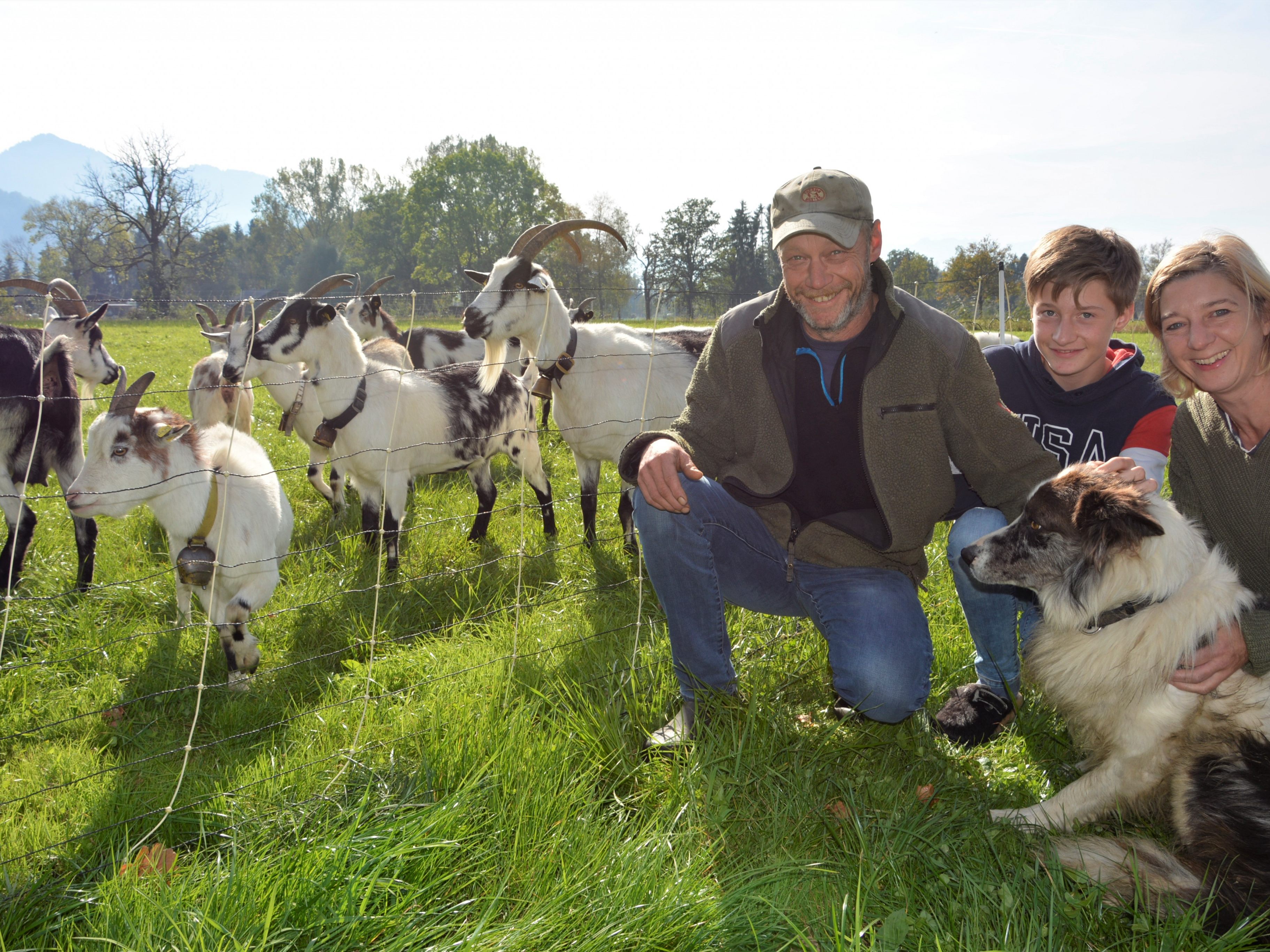 Nach einer strengen Alpsaison wieder zurück auf dem Hof im Dornbirner Ried: Silke und Elfried Rhomberg mit Sohn Lorenz. EH Nach einer strengen Alpsaison wieder zurück auf dem Hof im Dornbirner Ried: Silke und Elfried Rhomberg mit Sohn Lorenz. EH