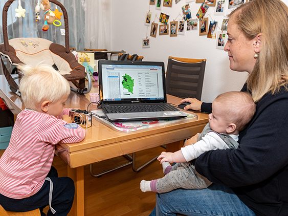 Nicht zuletzt dank der hervorragenden Zusammenarbeit mit Land und Gemeinden bietet der Kinderbetreuungsatlas der AK aktuelle, umfassende Informationen, an denen sich Eltern orientieren können. (Foto: Jürgen Gorbach/ AK)