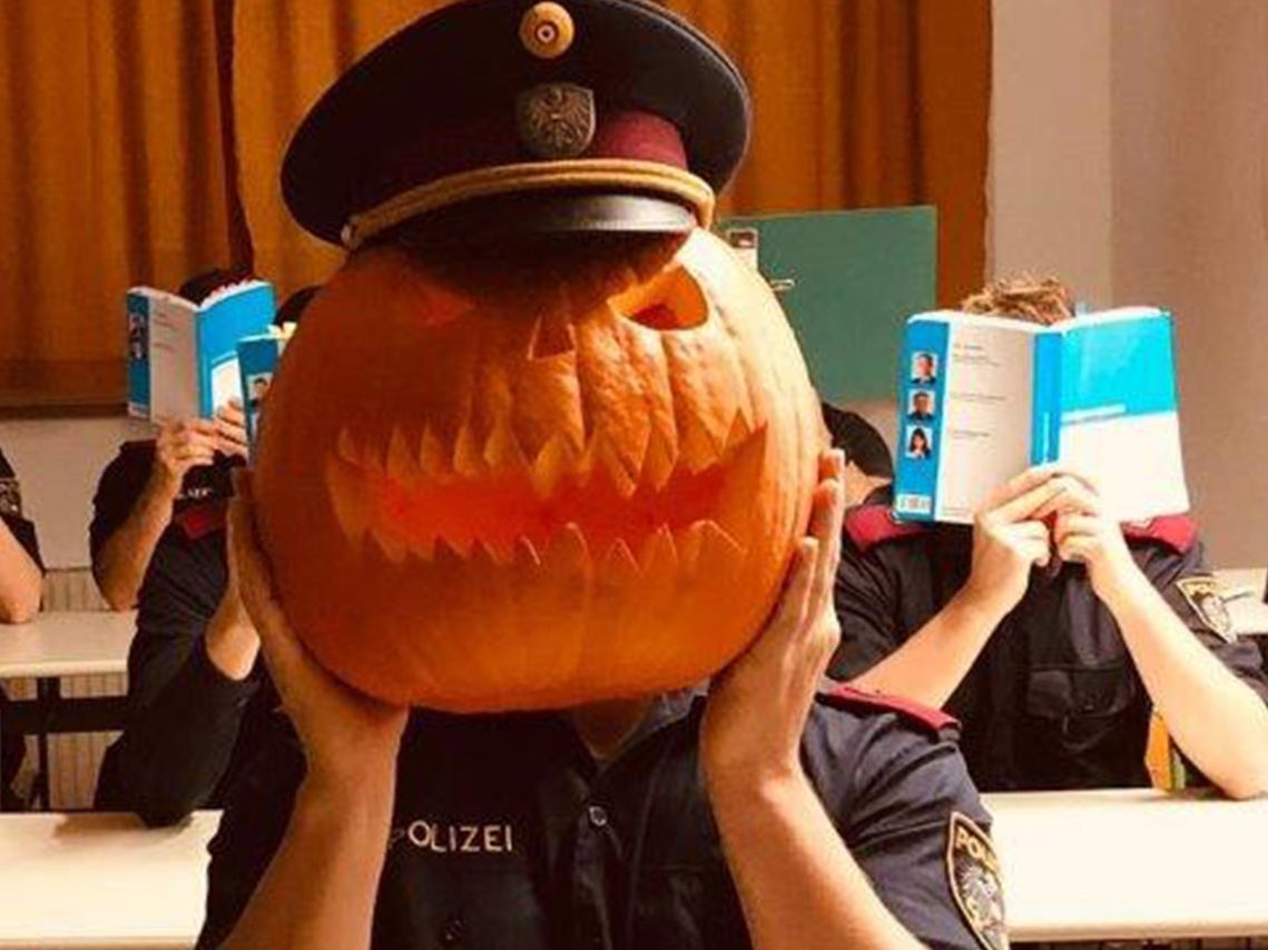Die Polizei wird zu Halloween verstärkt im Einsatz sein. Die Polizei wird zu Halloween verstärkt im Einsatz sein.