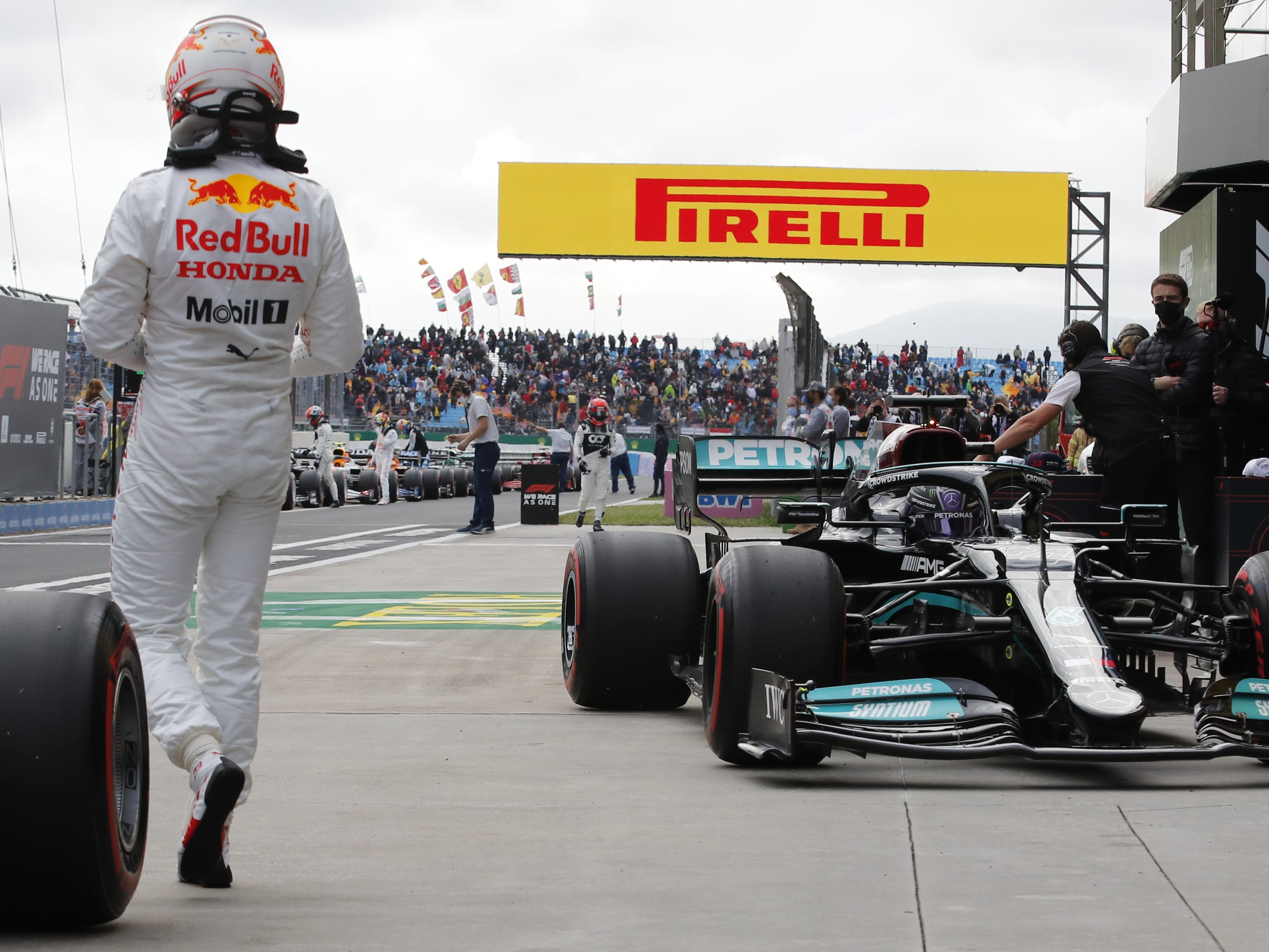 WM-Leader Hamilton geht von Startplatz 11 ins Rennen und muss sich nach vorne kämpfen. WM-Leader Hamilton geht von Startplatz 11 ins Rennen und muss sich nach vorne kämpfen.