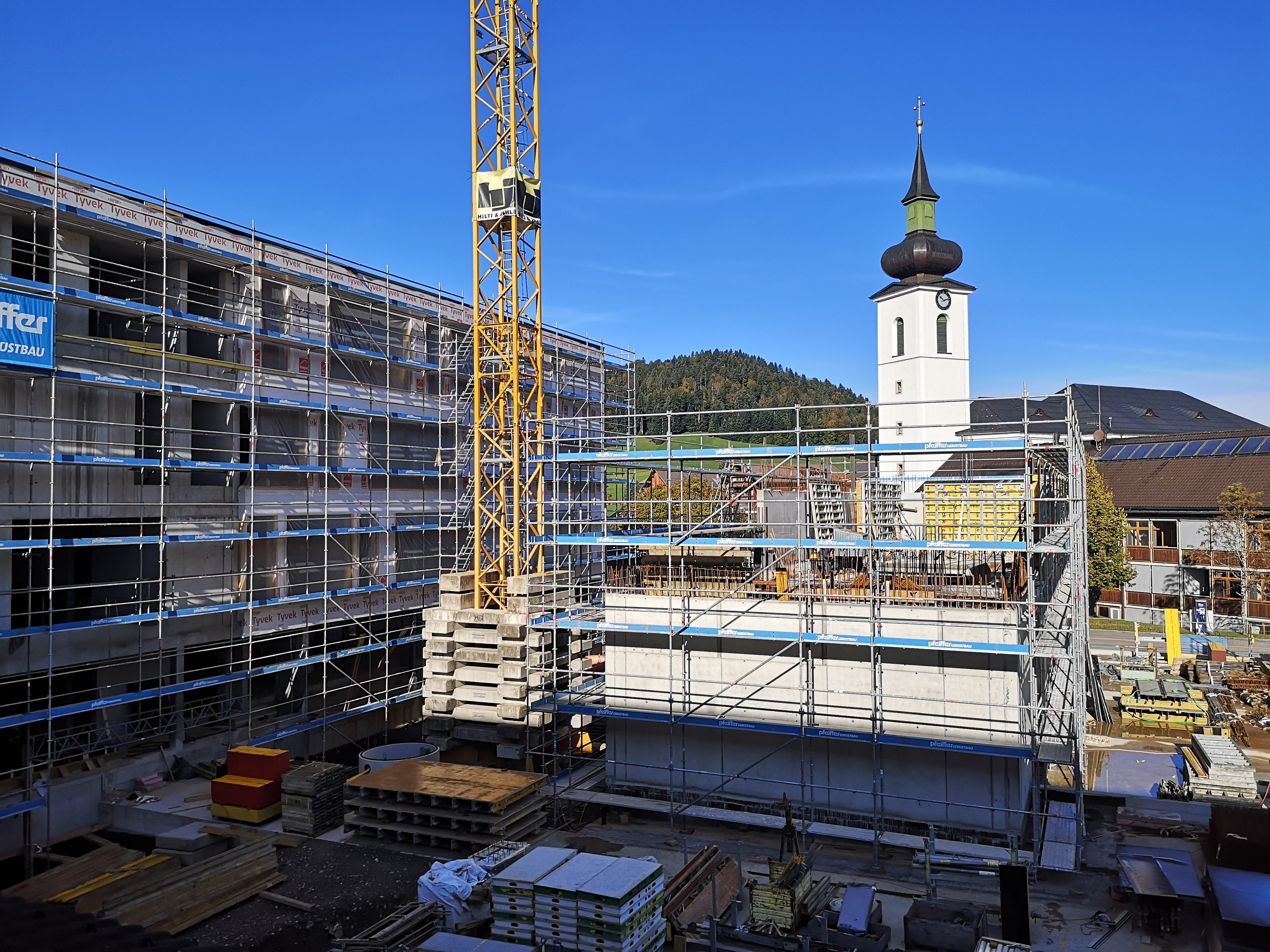 Intensive Bautätigkeiten an den neuen Schulhäusern im Hittisauer Ortszentrum. Intensive Bautätigkeiten an den neuen Schulhäusern im Hittisauer Ortszentrum.