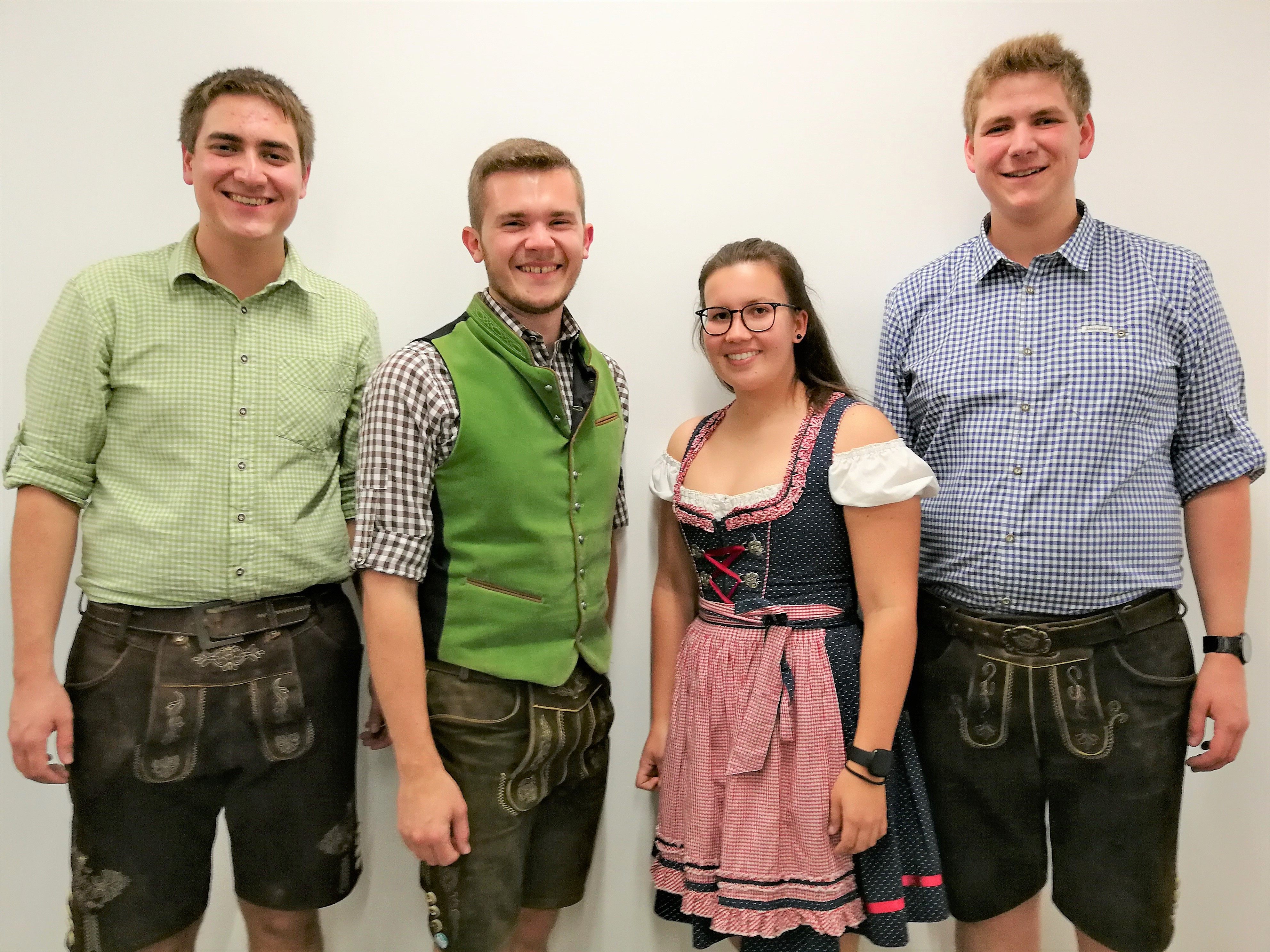 Die Verantwortlichen der Jugend Aktiv mit standesgemäßem Outfit beim Oktoberfest.