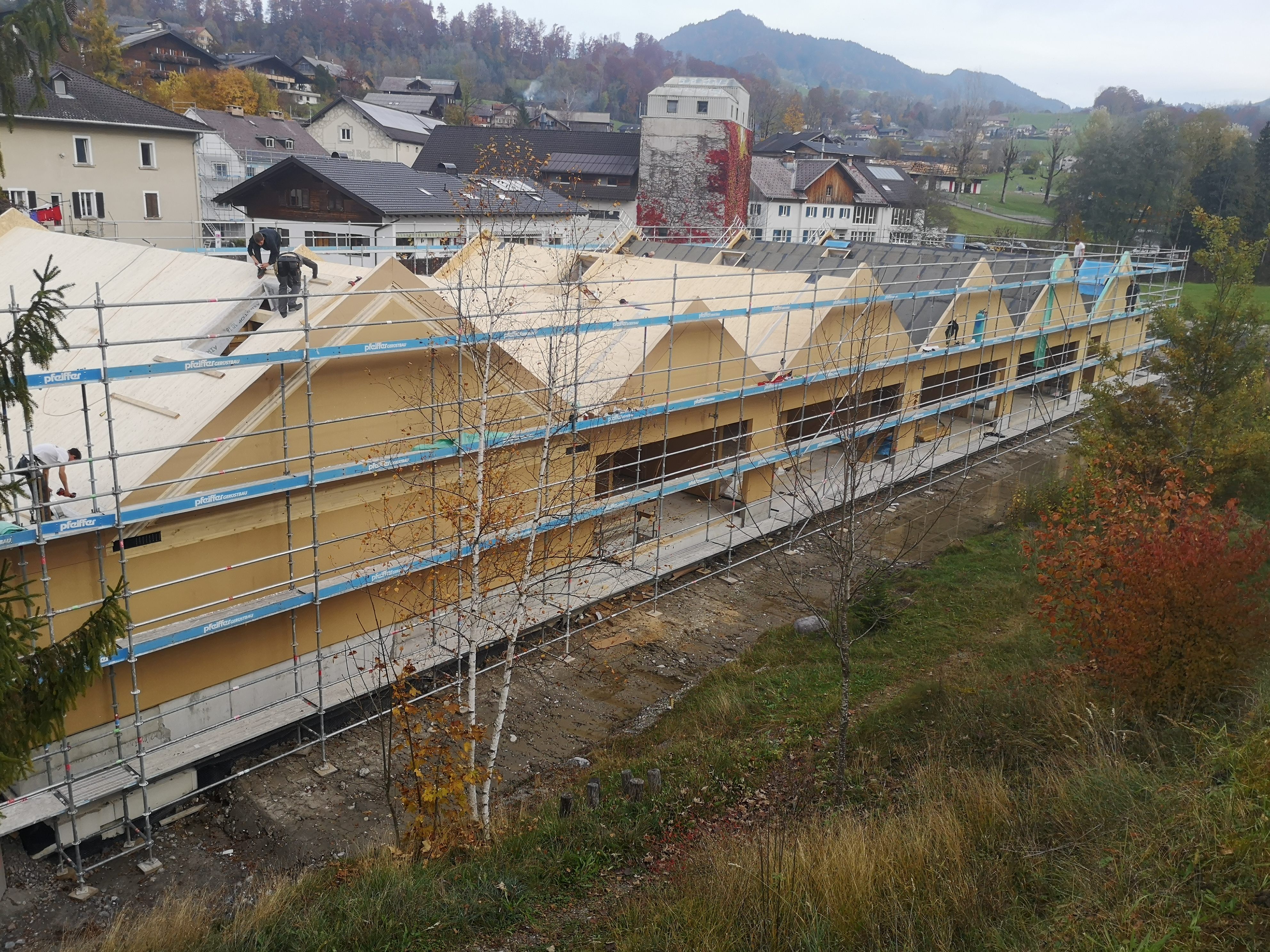 Das Kinderhaus ist als eingeschossiger Holzbau in Reihenhausanordnung konzipiert.