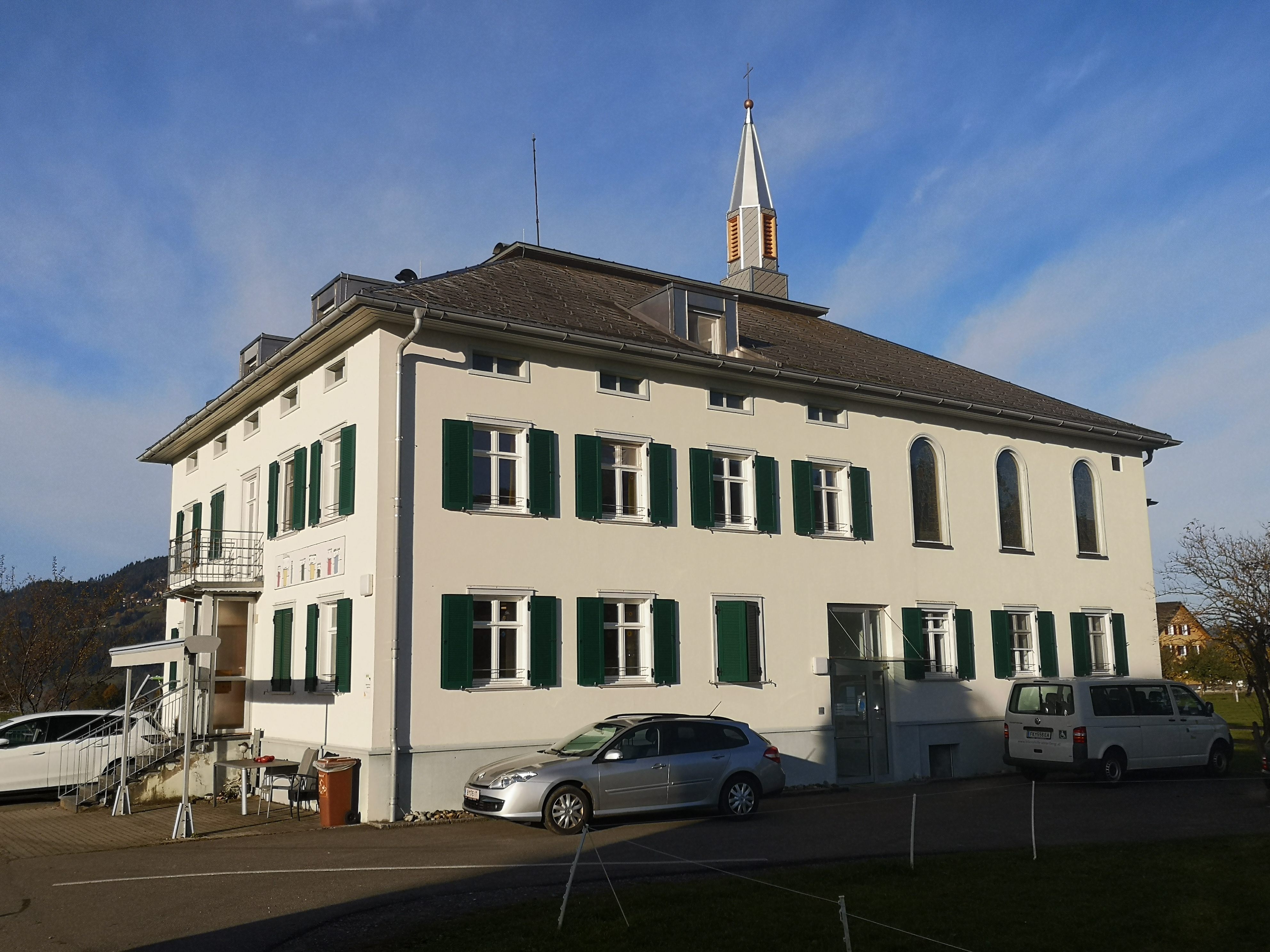 Wieder an seinem ursprünglichen Platz auf dem historischen Haus thront das neue Glockentürmchen. Wieder an seinem ursprünglichen Platz auf dem historischen Haus thront das neue Glockentürmchen.