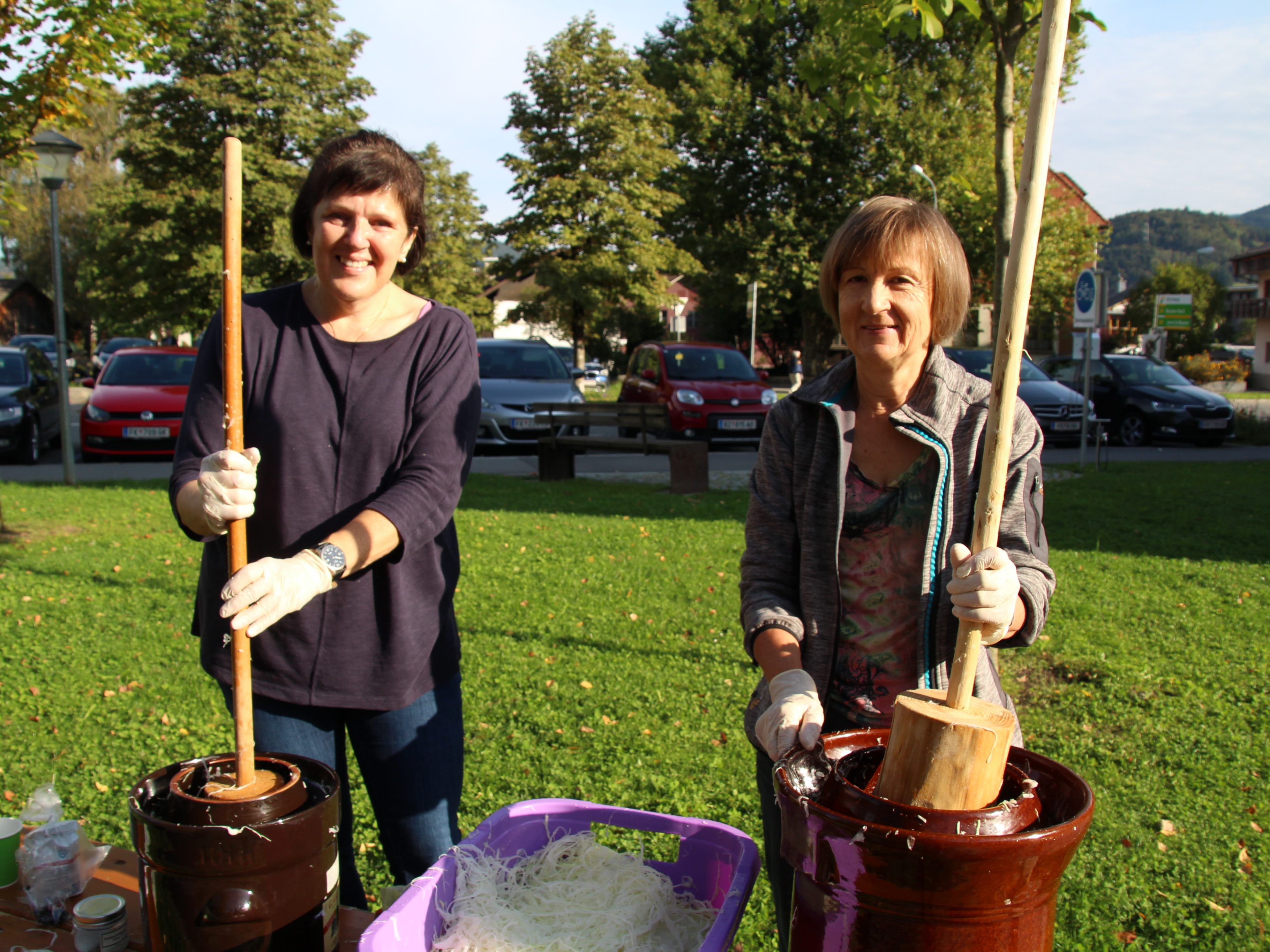 Michaela und Friederike Reisch beim Kraut einstampfen. Michaela und Friederike Reisch beim Kraut einstampfen.