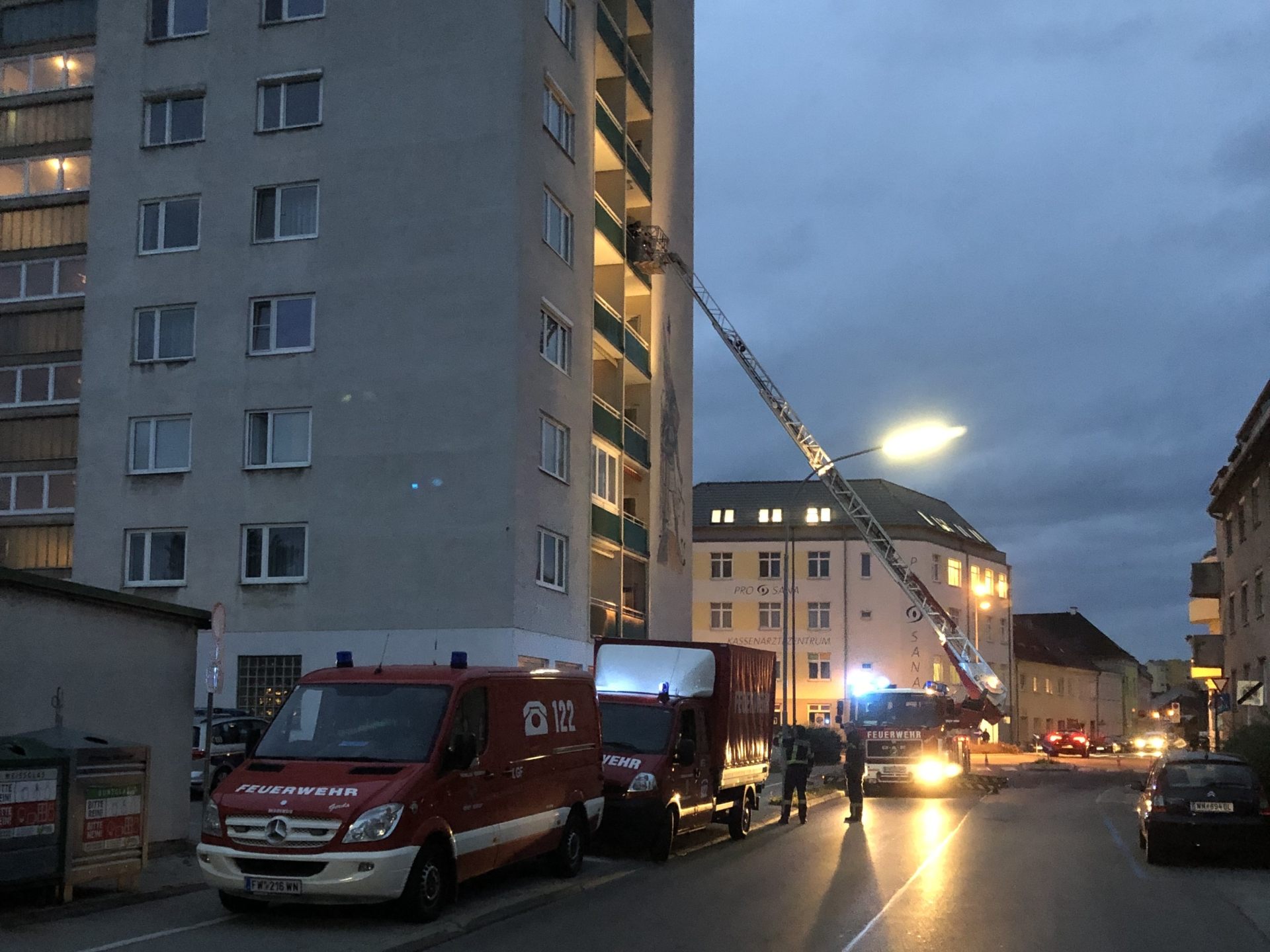Die Freiwillige Feuerwehr Wiener Neustadt konnte in der Zehnergasse über den Balkon in die Wohnung im 5. Stock einsteigen und den Wasserschaden beheben. Die Freiwillige Feuerwehr Wiener Neustadt konnte in der Zehnergasse über den Balkon in die Wohnung im 5. Stock einsteigen und den Wasserschaden beheben.