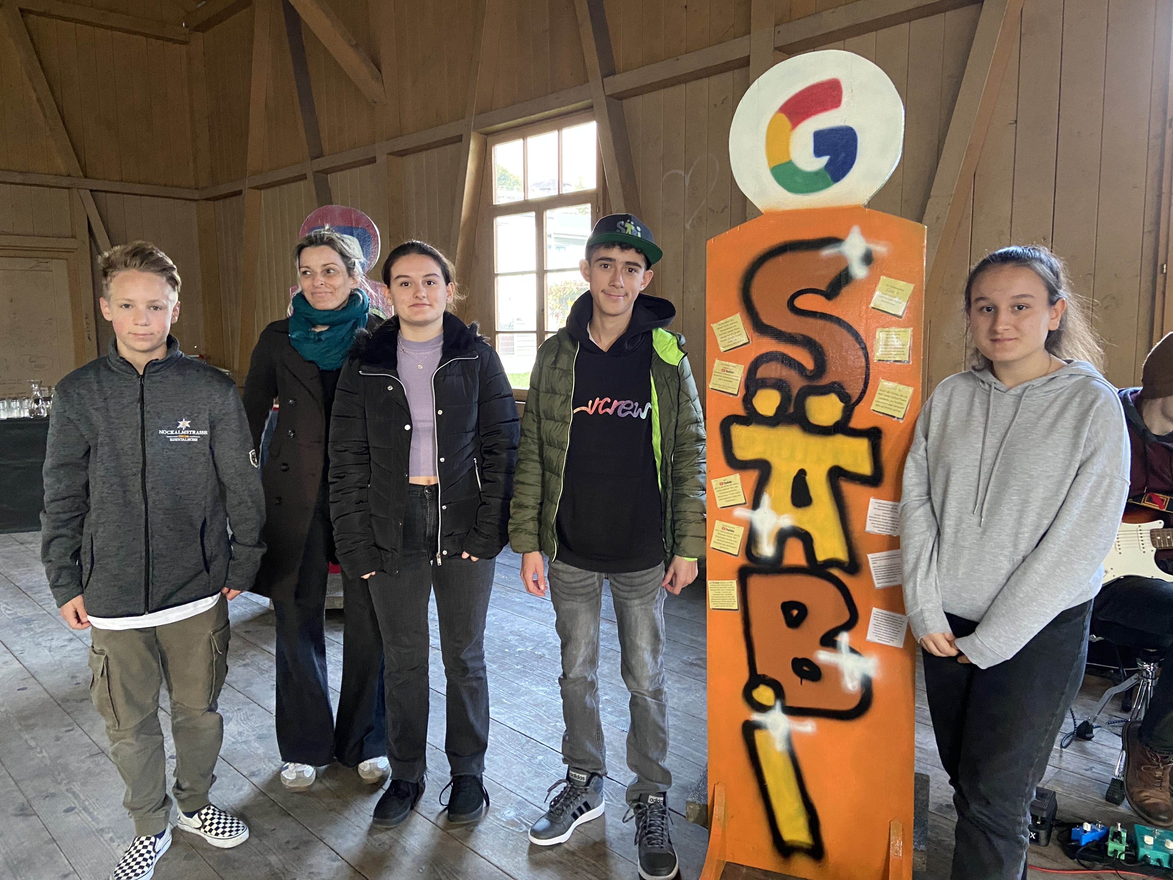 Die jungen Künstler:innen präsentierten ihre Ausstellung im Satteinser Schäflegarten. Die jungen Künstler:innen präsentierten ihre Ausstellung im Satteinser Schäflegarten.