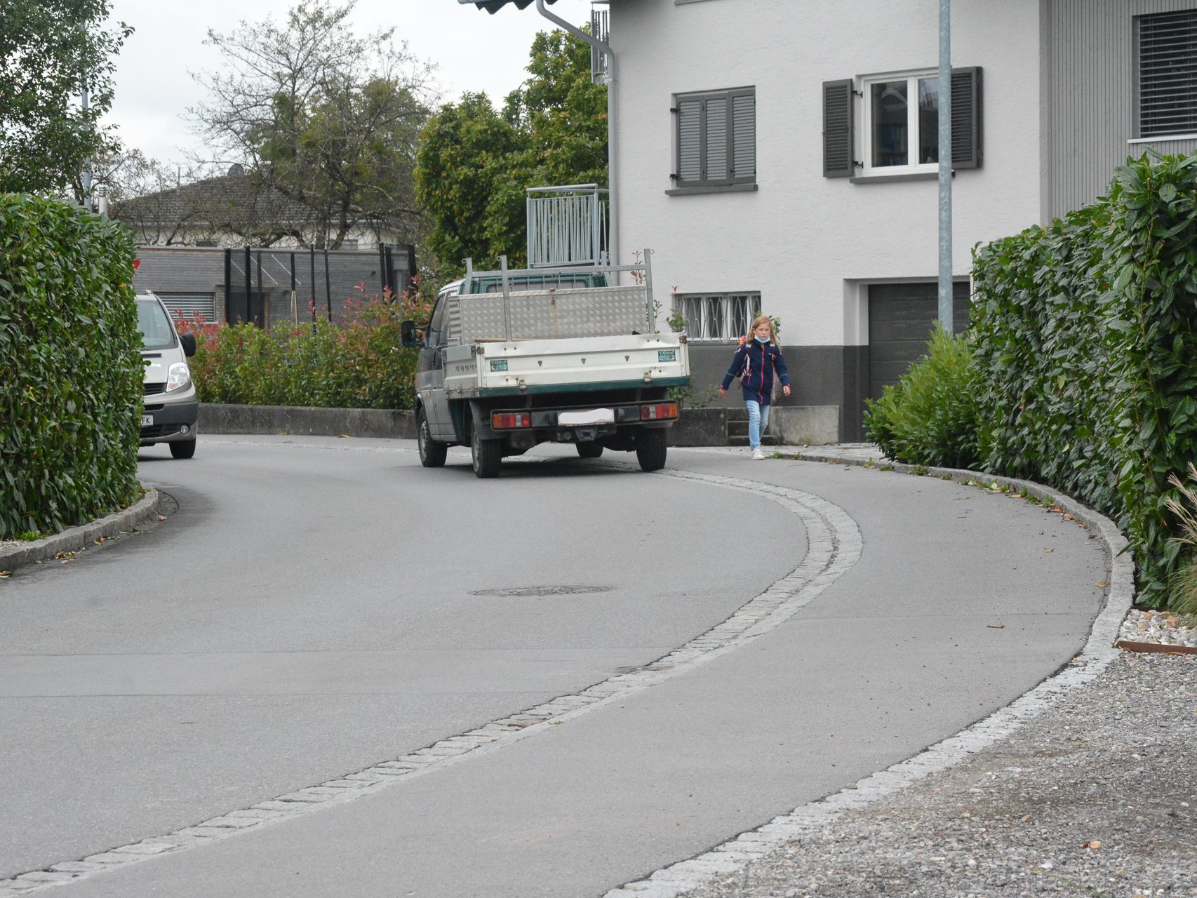 Vorsicht ist auf dem Gehsteig im Hagenmahd geboten. Unübersichtliche Passagen und Autofahrer, die auf dem Gehsteig fahren, machen es den Fußgängern nicht leicht. Vorsicht ist auf dem Gehsteig im Hagenmahd geboten. Unübersichtliche Passagen und Autofahrer, die auf dem Gehsteig fahren, machen es den Fußgängern nicht leicht.