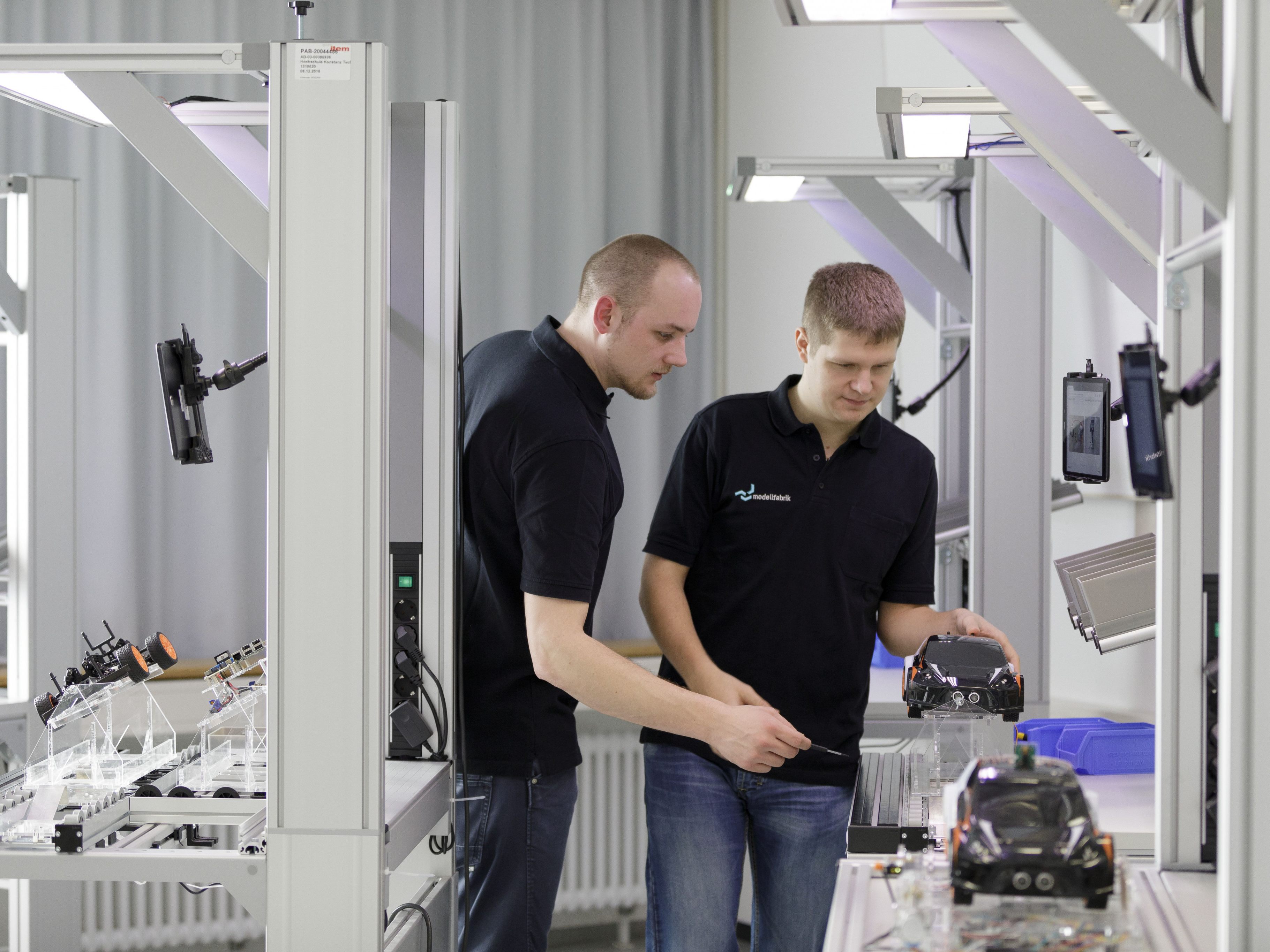 Im IBH-Lab KMUdigital der Internationalen Bodensee-Hochschule erprobten die Projektbeteiligten unter anderem automatisierte Produktionsmethoden. Im IBH-Lab KMUdigital der Internationalen Bodensee-Hochschule erprobten die Projektbeteiligten unter anderem automatisierte Produktionsmethoden.