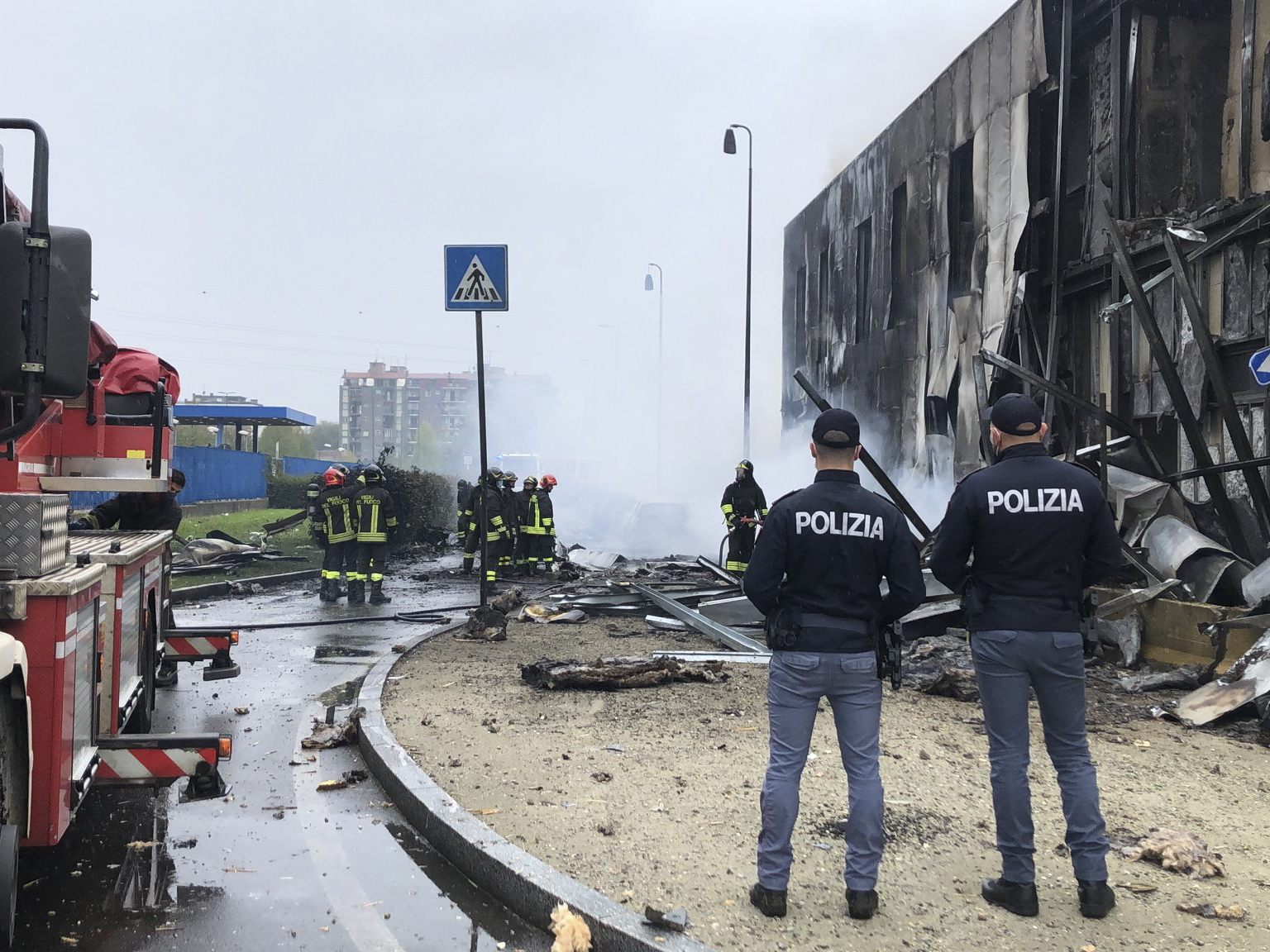 Das Flugzeug war vom Flughafen Mailand Linate in Richtung Sardinien abgeflogen, als es nach kurzer Strecke auf das Gebäude stürzte.
