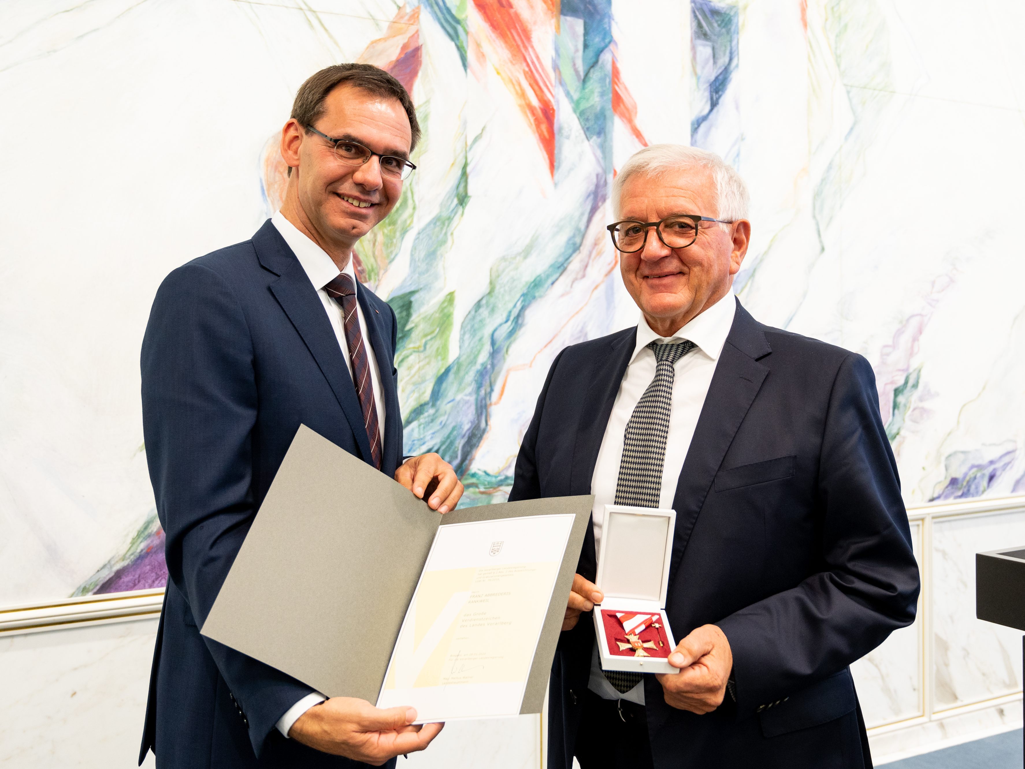 Landeshauptmann Markus Wallner überreichte Franz Abbrederis das Große Verdienstzeichen des Landes. Landeshauptmann Markus Wallner überreichte Franz Abbrederis das Große Verdienstzeichen des Landes.