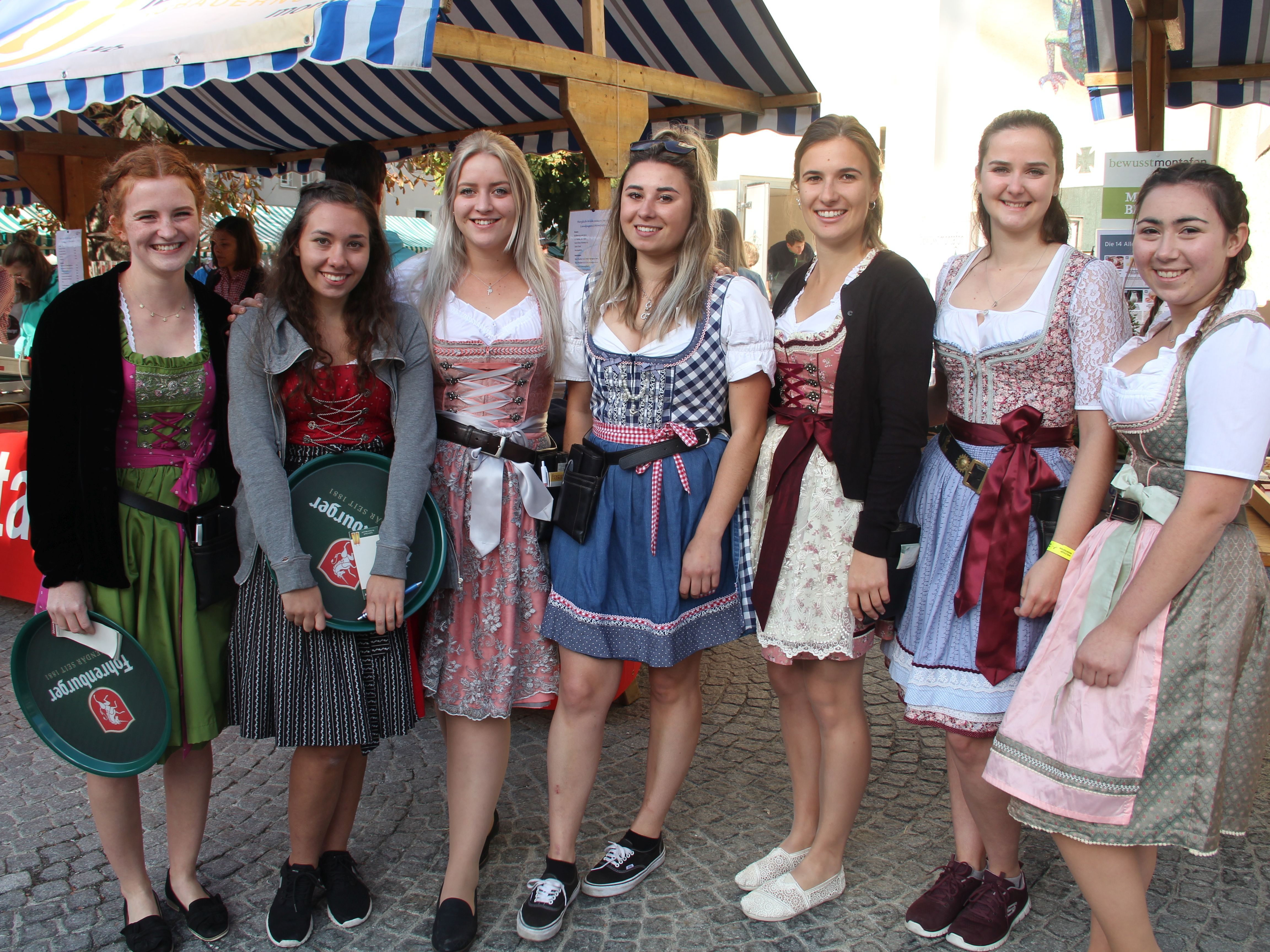 Die flotten Mädchen der Landjugend servierten den Gästen gerne. Die flotten Mädchen der Landjugend servierten den Gästen gerne.