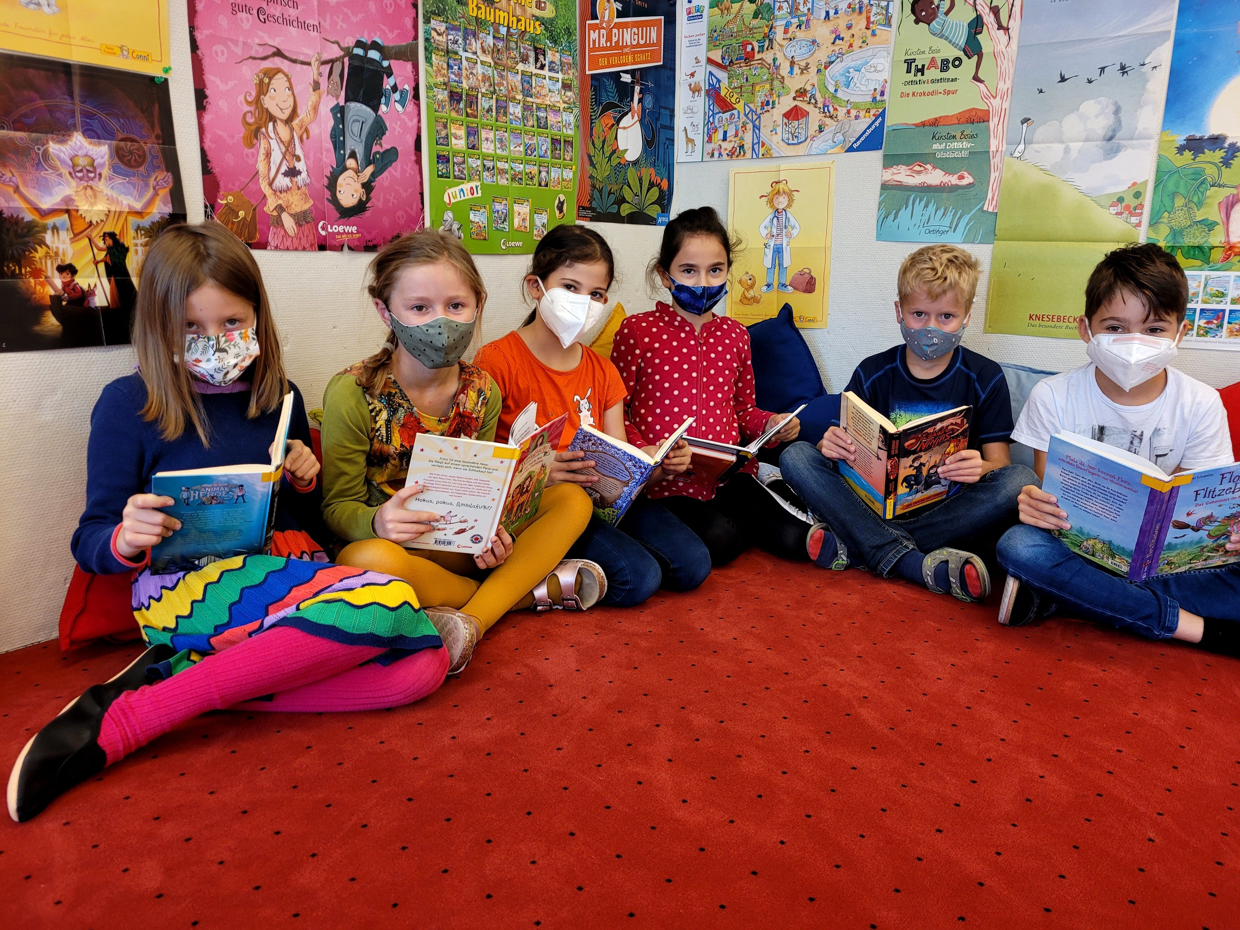 Für die Lochauer Schuljugend steht jede Woche ein Besuch der „Zentralen Schulbibliothek“ auf dem Stundenplan, denn Bücher und Spiele fördern die Lese- und Sprachkompetenz. Für die Lochauer Schuljugend steht jede Woche ein Besuch der „Zentralen Schulbibliothek“ auf dem Stundenplan, denn Bücher und Spiele fördern die Lese- und Sprachkompetenz.