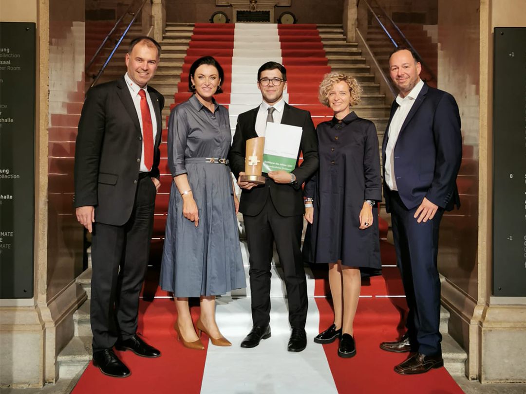 Matthias Lung (Mitte) freut sich riesig über die ehrenvolle Auszeichnung. Mit dabei waren auch ÖRK-Generalsekretär Peter Kaiser und BM Elisabeth Köstinger sowie Ulrike Breuß Märk vom RKV (v.l.). Matthias Lung (Mitte) freut sich riesig über die ehrenvolle Auszeichnung. Mit dabei waren auch ÖRK-Generalsekretär Peter Kaiser und BM Elisabeth Köstinger sowie Ulrike Breuß Märk vom RKV (v.l.).