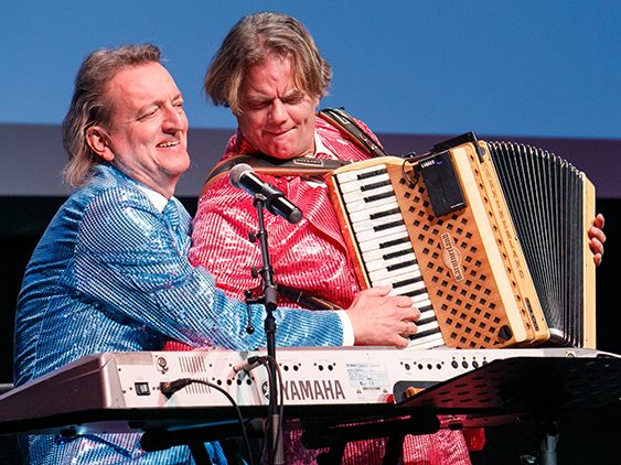 Markus Linder und Hubert Trenkwalder spielen auch ihr viertes gemeinsames Programm für einen guten Zweck. Fotos: Jürgen Gorbach/ AK