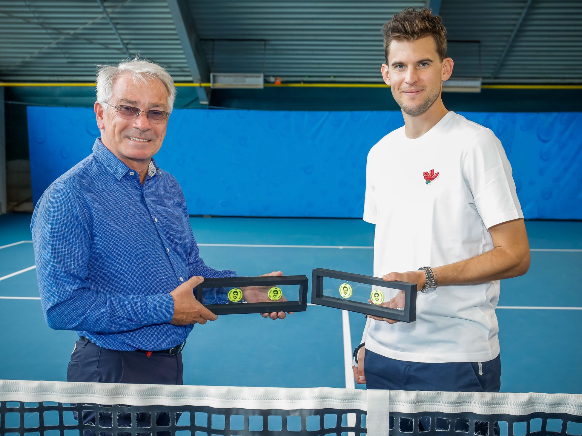 Dominic Thiem hält die Briefmarke neben Post-Generaldirektor Georg Pölzl.
