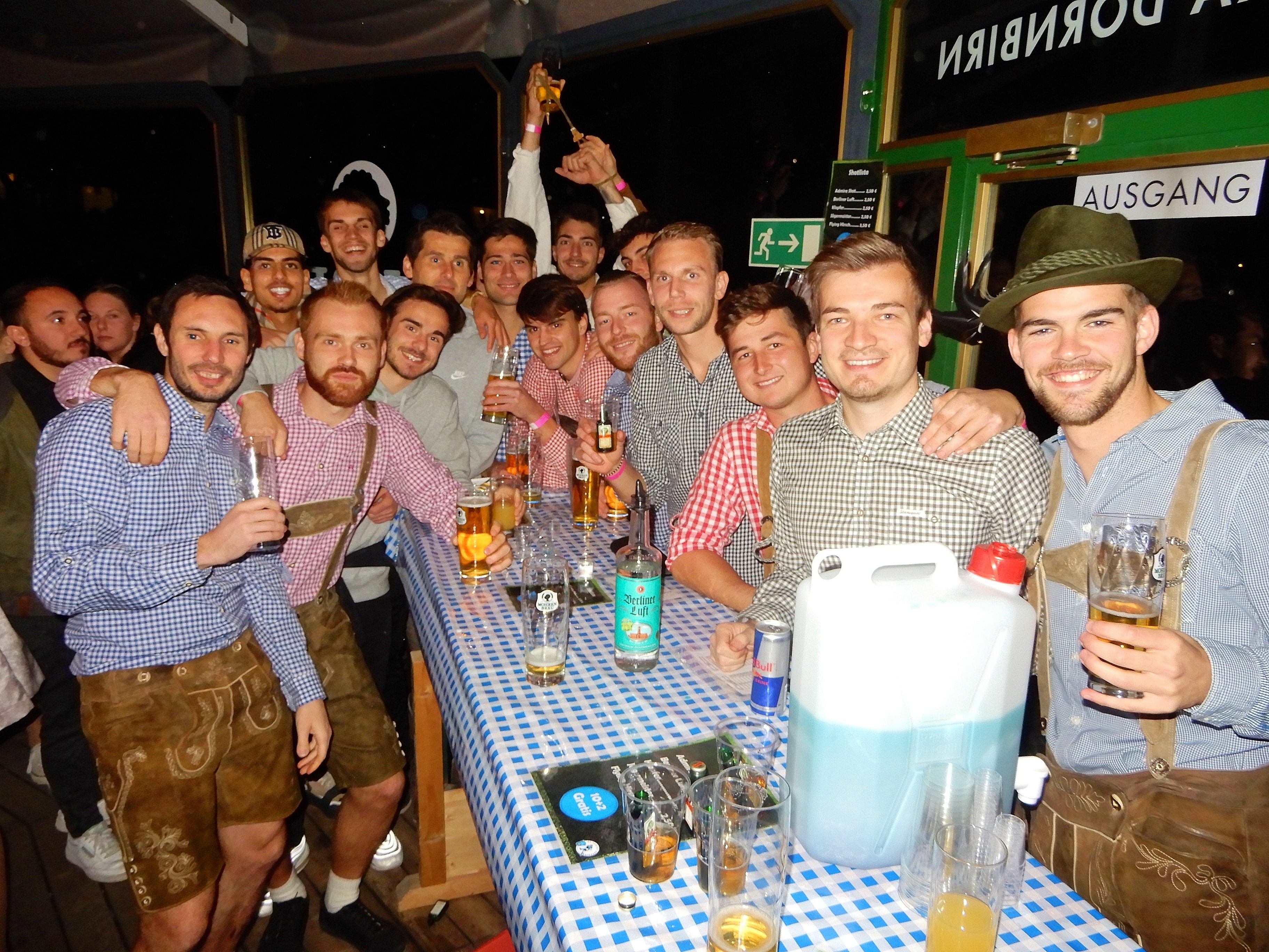 Die Kampfmannschaft des SC Admira Dornbirn ließ es nach dem Derbysieg auf dem Oktoberfest ordentlich krachen.
