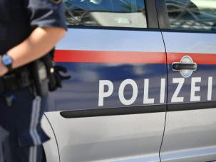 Die Polizei wurde zu einem Einsatz in Wien-Favoriten gerufen, bei dem ein Mann einen Bekannten mit einer Schusswaffe auf den Kopf schlug.