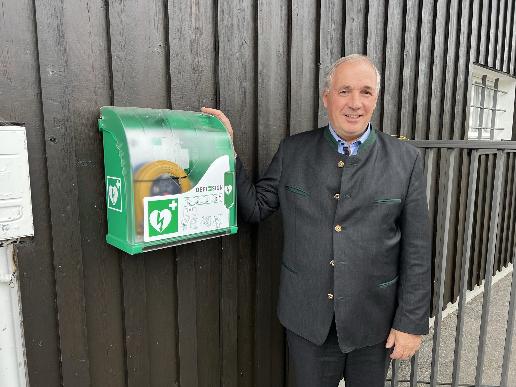 Reinhard Metzler mit dem neuen Defibrillator in Brederis.