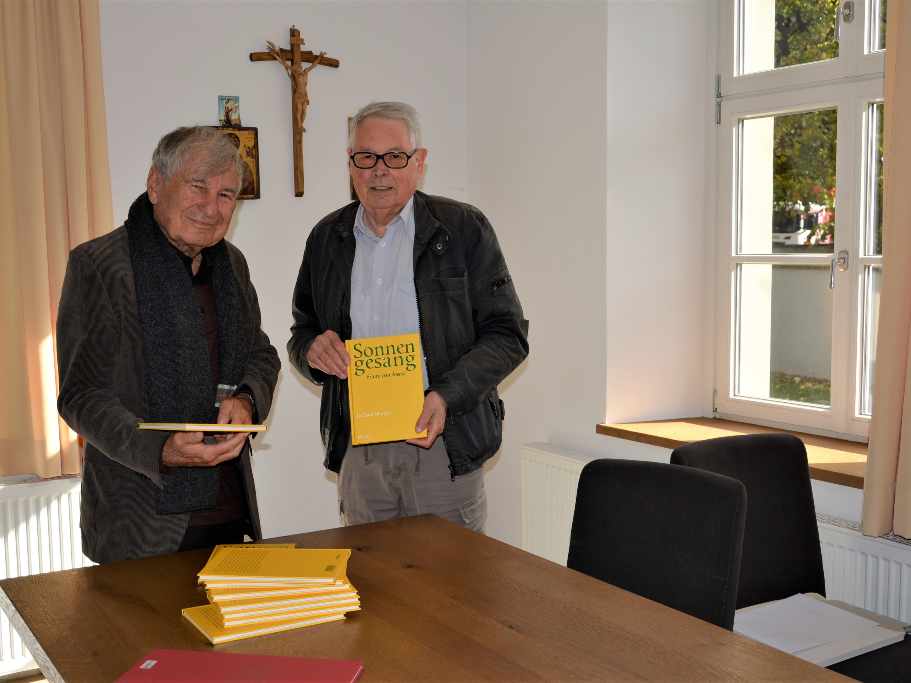 Prof. Gerhard Winkler (links) übergab die Bücherspende an Klostervater Elmar Mayer. Prof. Gerhard Winkler (links) übergab die Bücherspende an Klostervater Elmar Mayer.