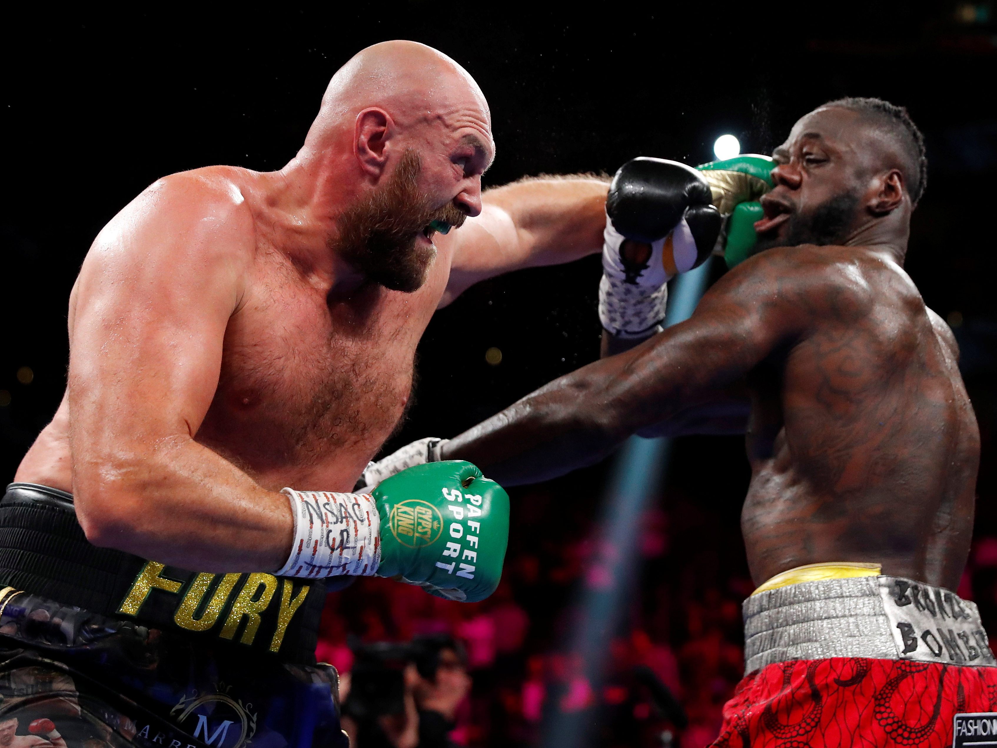 Kräftezehrender Kampf von Tyson Fury (l.) gegen US-Amerikaner Deontay Wilder (r.), der vier Mal zu Boden ging. Kräftezehrender Kampf von Tyson Fury (l.) gegen US-Amerikaner Deontay Wilder (r.), der vier Mal zu Boden ging.