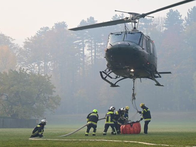 300 Feuerwehrleute im Einsatz - Acht Hubschrauber - "Größter Waldbrand in Österreich".