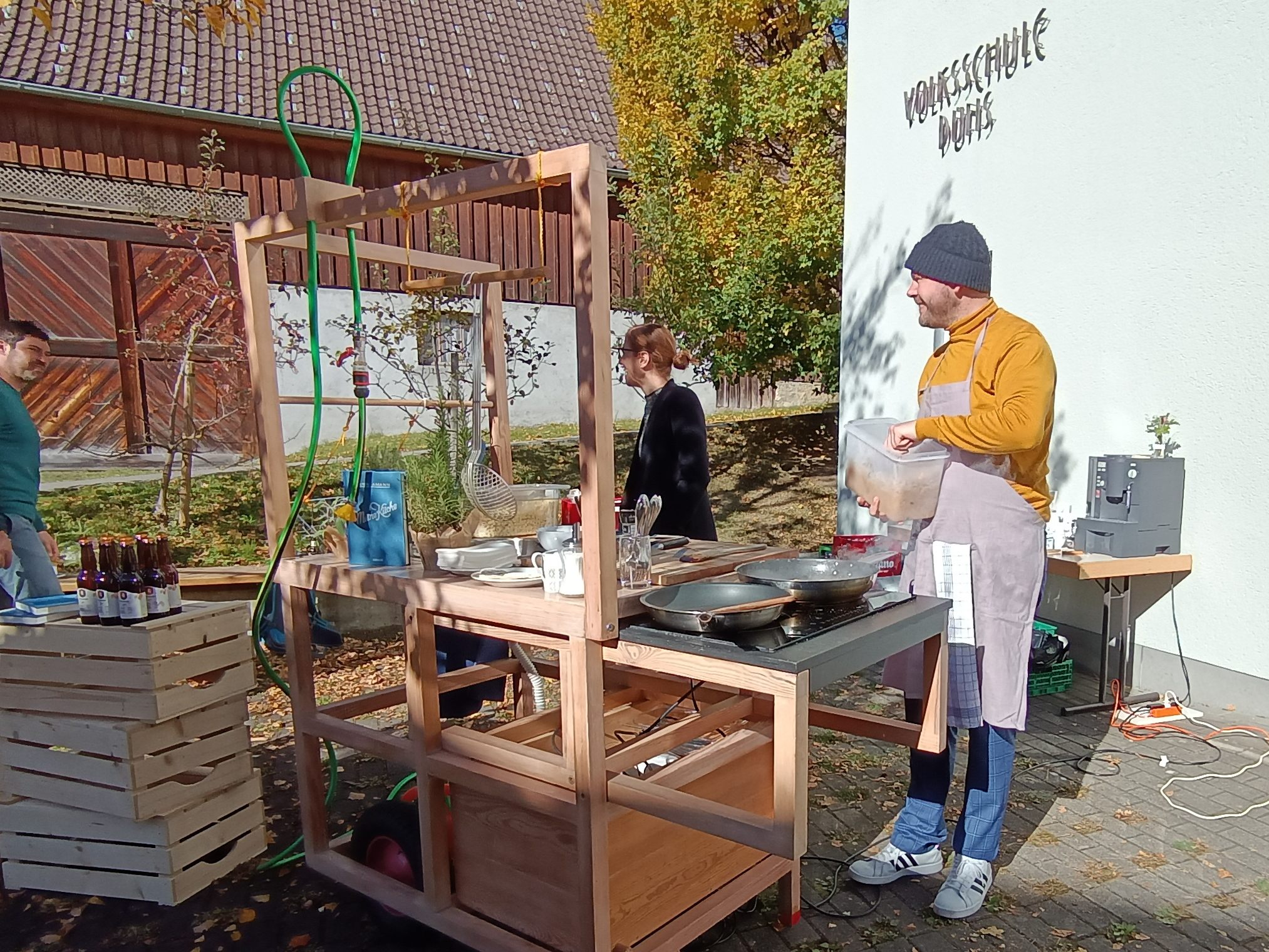 Mobil gekocht und aufgetischt wurde bei "Fanni Amann Mobil" auf dem Schulhof in Düns. Mobil gekocht und aufgetischt wurde bei "Fanni Amann Mobil" auf dem Schulhof in Düns.