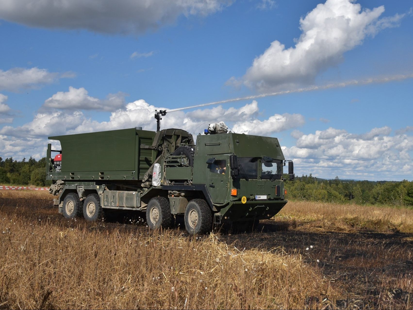 Auch Wasserwerfer des Bundesheeres können Flammen löschen. Auch Wasserwerfer des Bundesheeres können Flammen löschen.