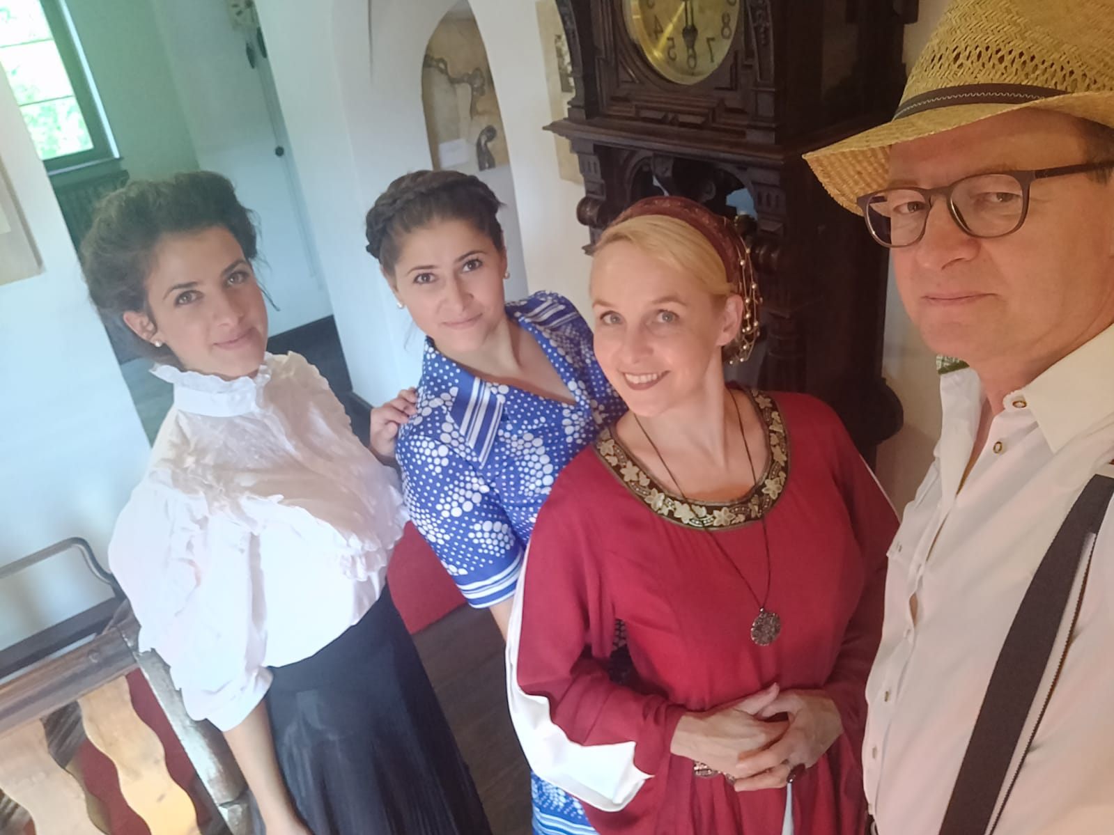 Paula Ludwig, Nelly Scheyer, Anna von Helfenstein und Fidel Scheyer freuen sich schon auf die Besucherinnen und Besucher.