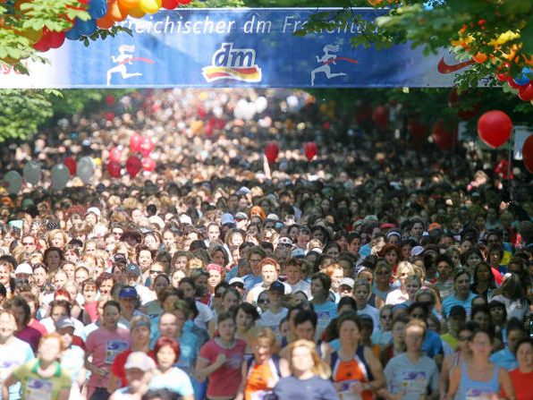 Der 33. Österreichische Frauenlauf 2021 startet heuer neben einer virtuellen Ausgabe auch live am Wiener Prater, wenn auch in abgespeckter Form. Der 33. Österreichische Frauenlauf 2021 startet heuer neben einer virtuellen Ausgabe auch live am Wiener Prater, wenn auch in abgespeckter Form.