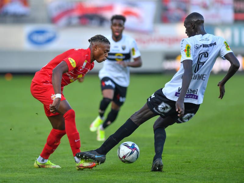 Pape Alioune im Zweikampf
