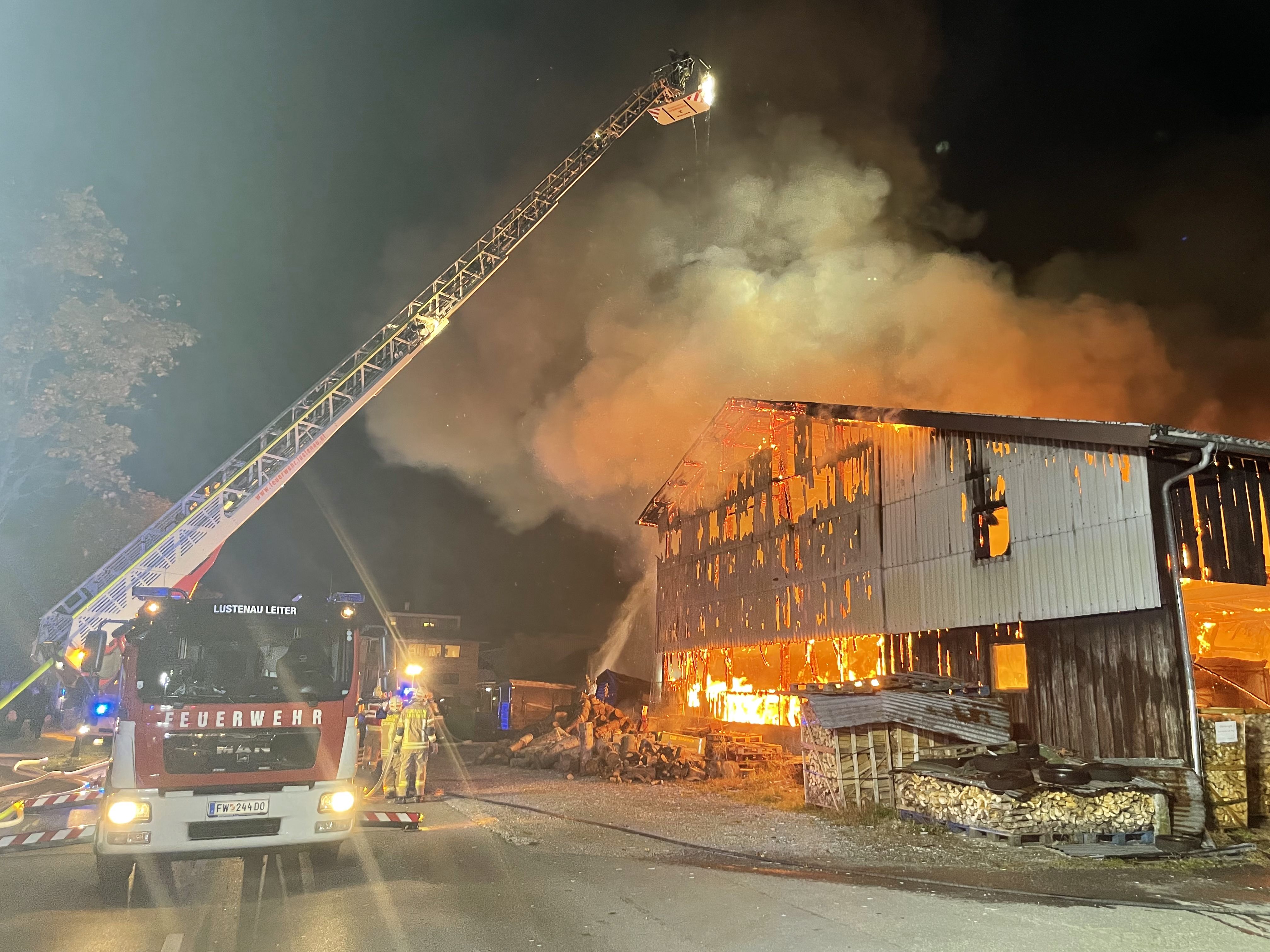 Am Mittwochabend wurden die Einsatzkräfte zu einem Großbrand in Lustenau gerufen. Am Mittwochabend wurden die Einsatzkräfte zu einem Großbrand in Lustenau gerufen.