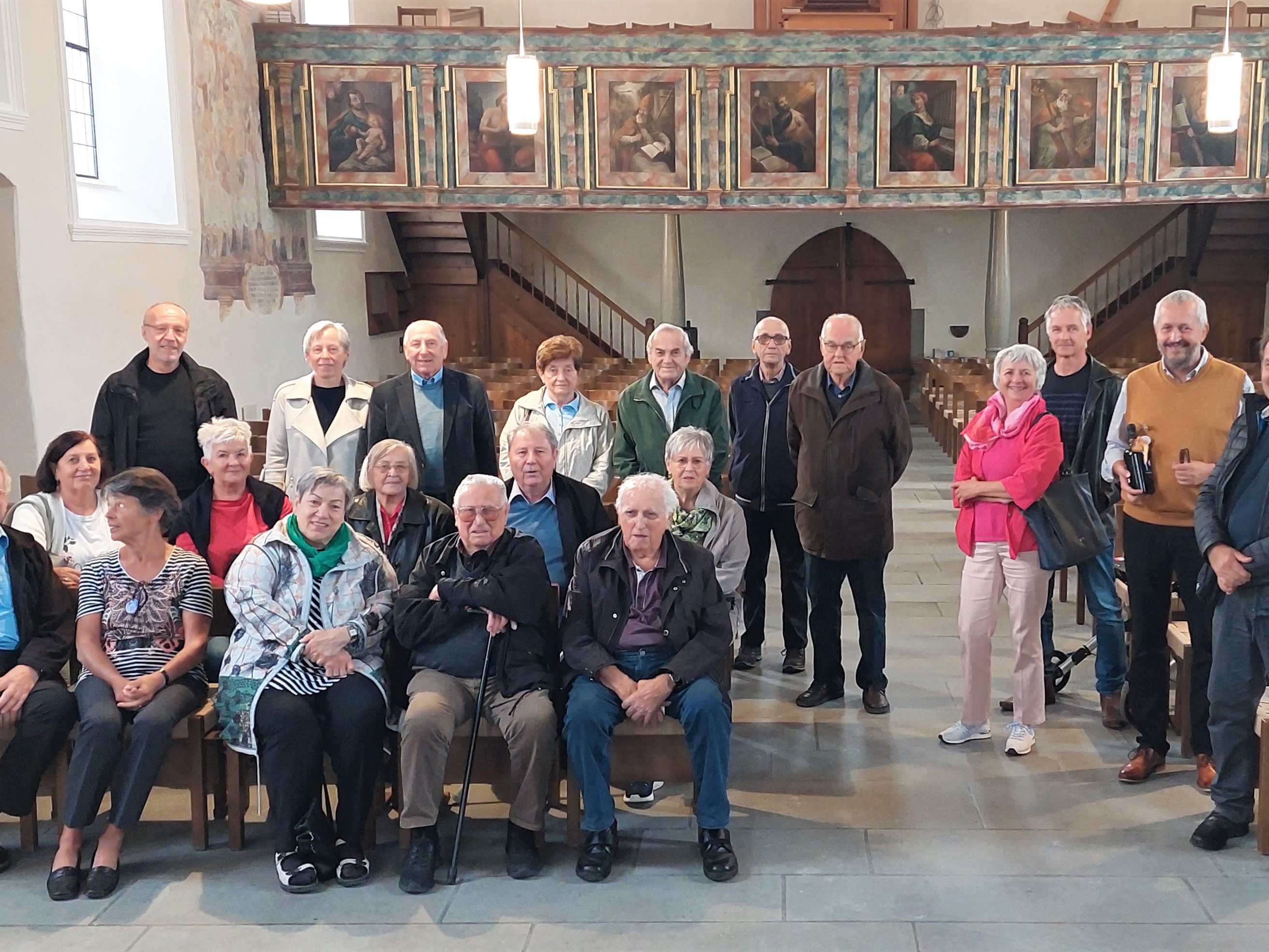 Gruppenfoto in der alten Kirche St. Ullrich (ganz rechts Präsident Fritz Klinger und  Dr. Markus Hofer)