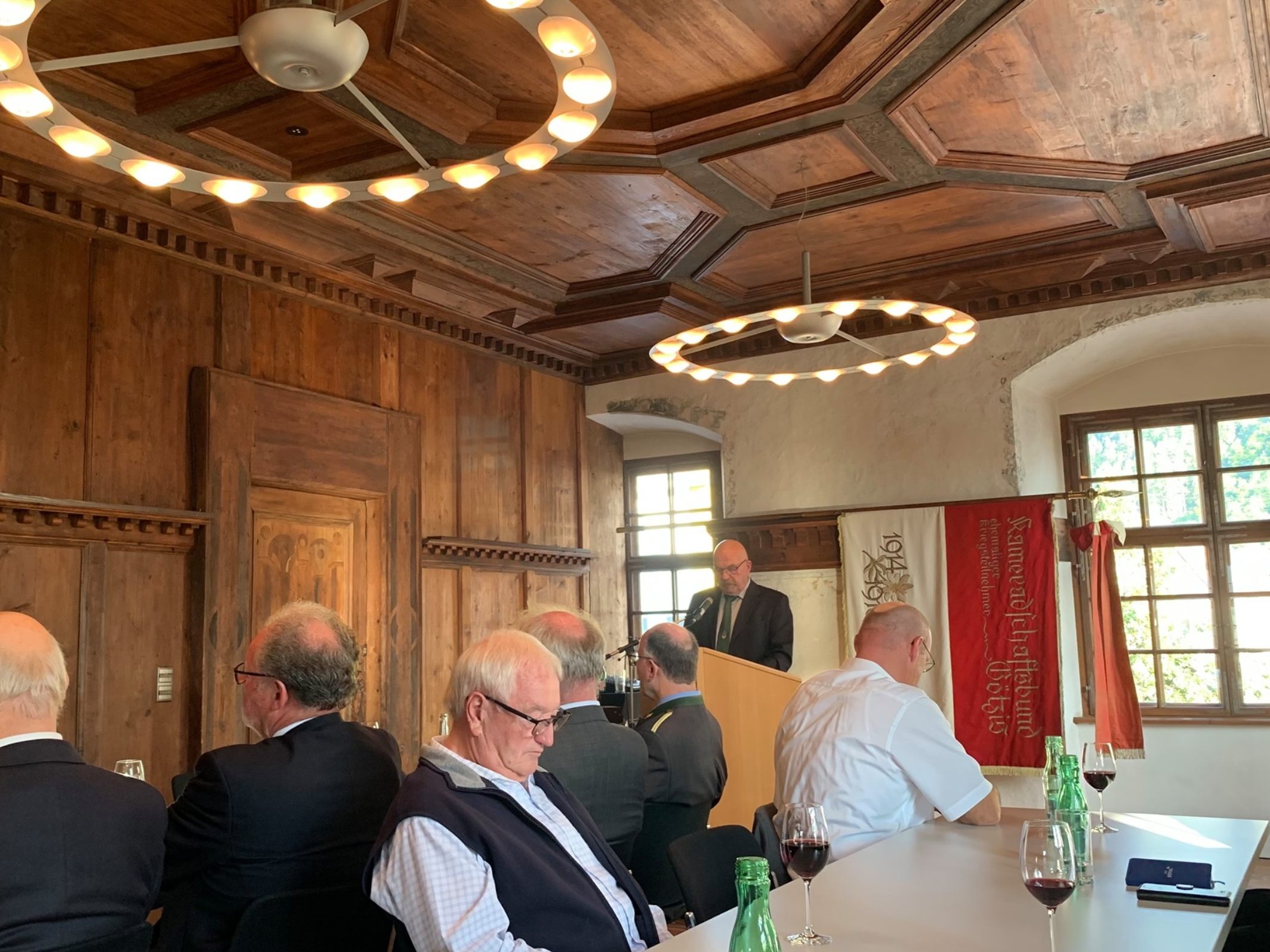 Kameradschaftsbund Obmann Helmut Loacker blickt bei seiner Festrede stolz auf die Vereinsvergangenheit zurück Kameradschaftsbund Obmann Helmut Loacker blickt bei seiner Festrede stolz auf die Vereinsvergangenheit zurück