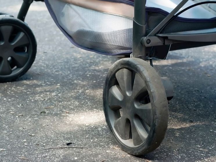 Unbekannte steckten Kinderwagen in Brand.