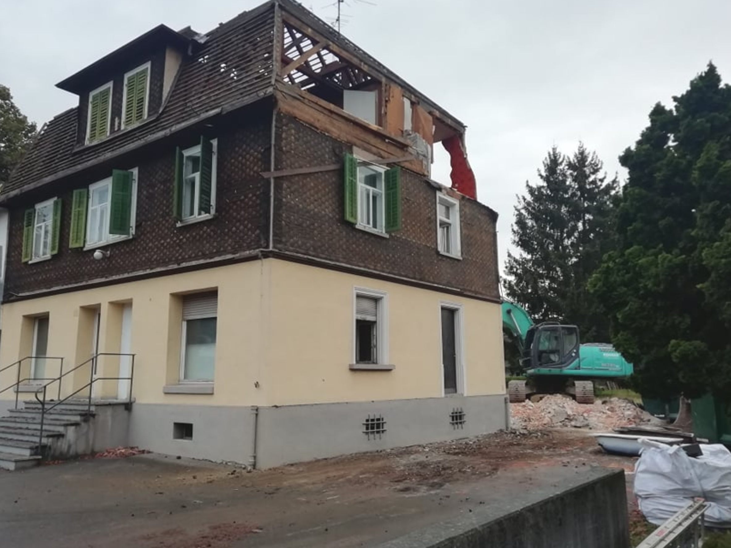 Das geschichtsträchtige Paulihaus im Altacher Zentrum wird dieser Tage abgerissen Das geschichtsträchtige Paulihaus im Altacher Zentrum wird dieser Tage abgerissen